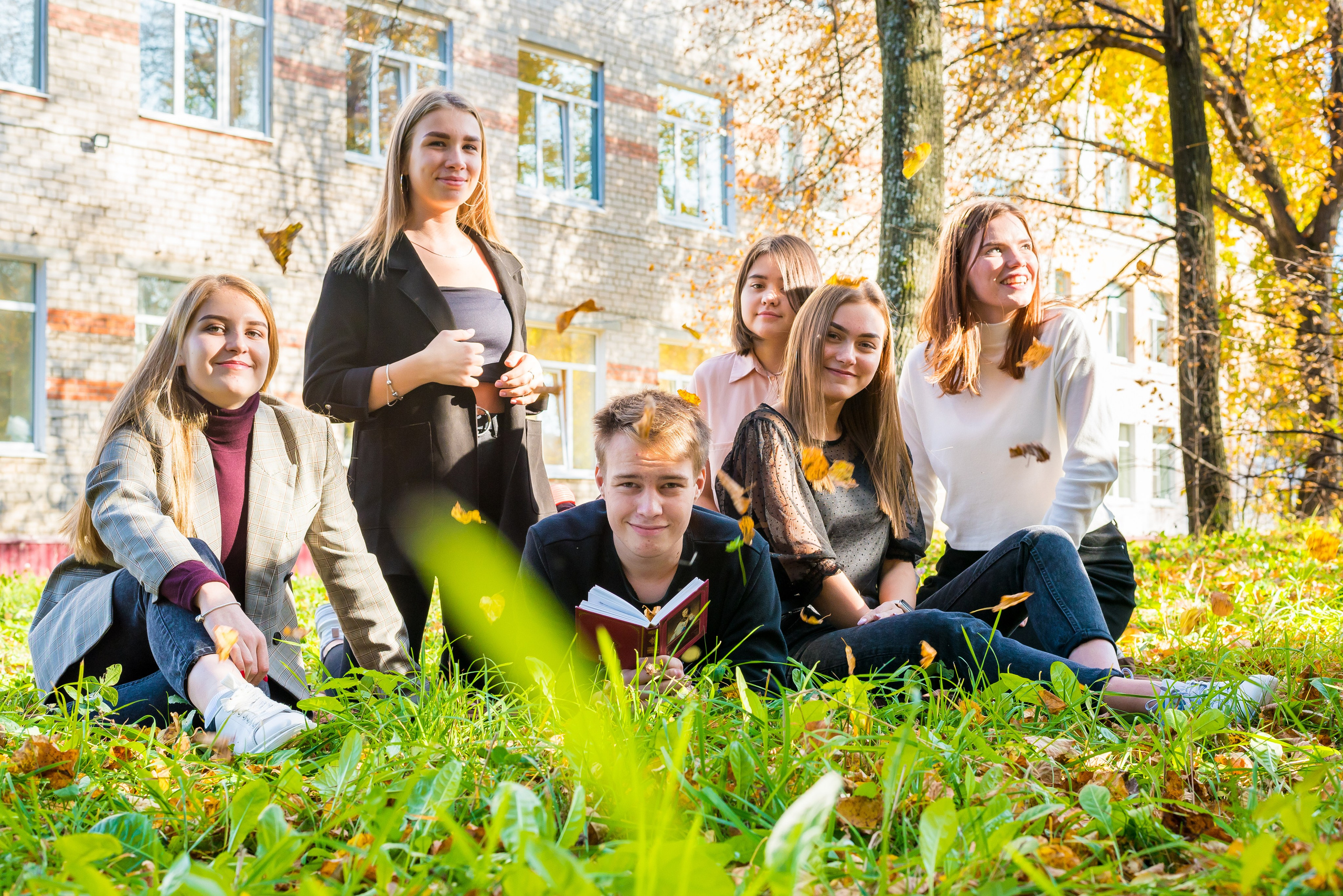 В школьном дворе, парке. Детский фотограф в Екатеринбурге и Берёзовском Евгений Кондаков