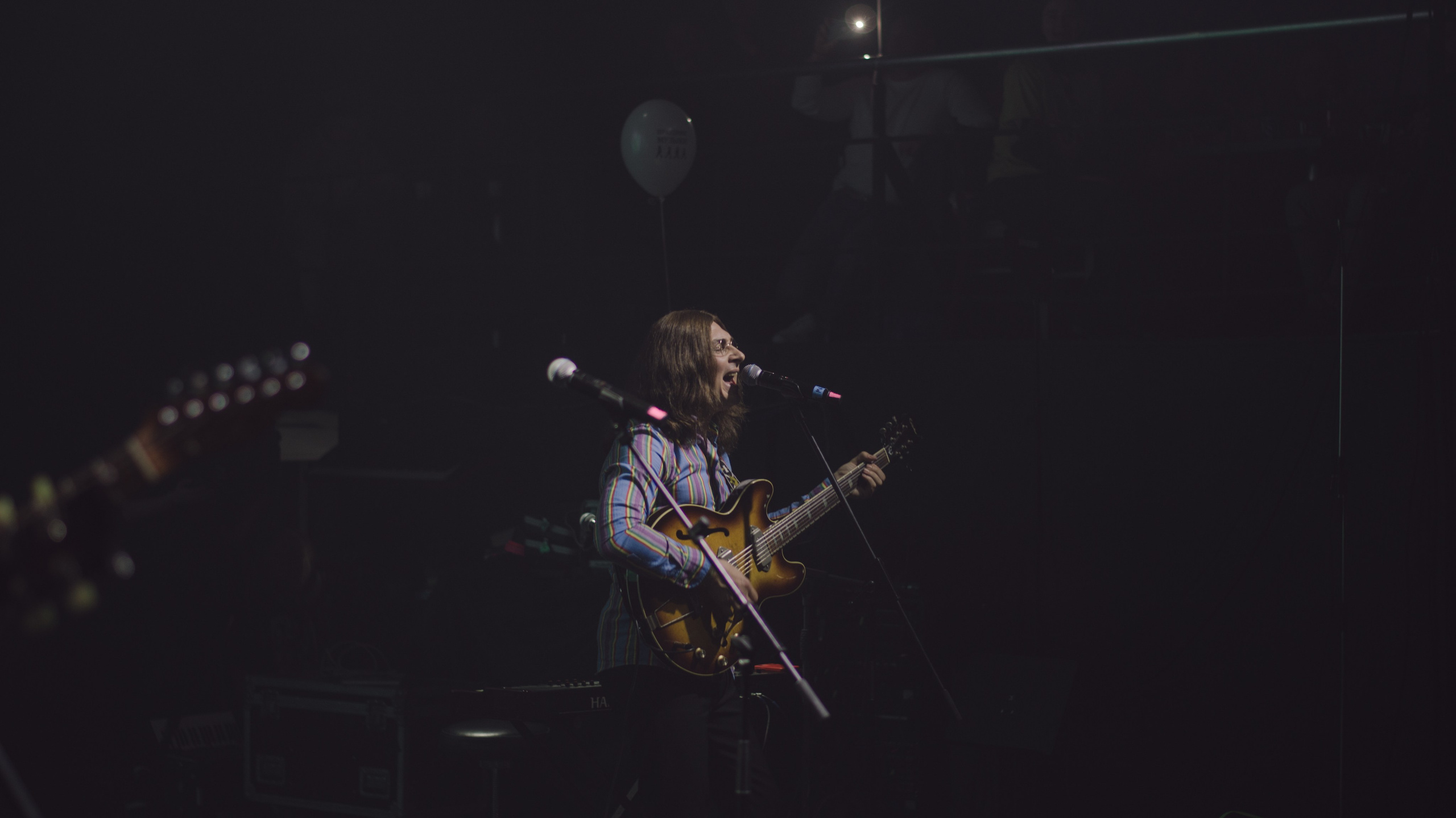 Фото гитариста на сцене