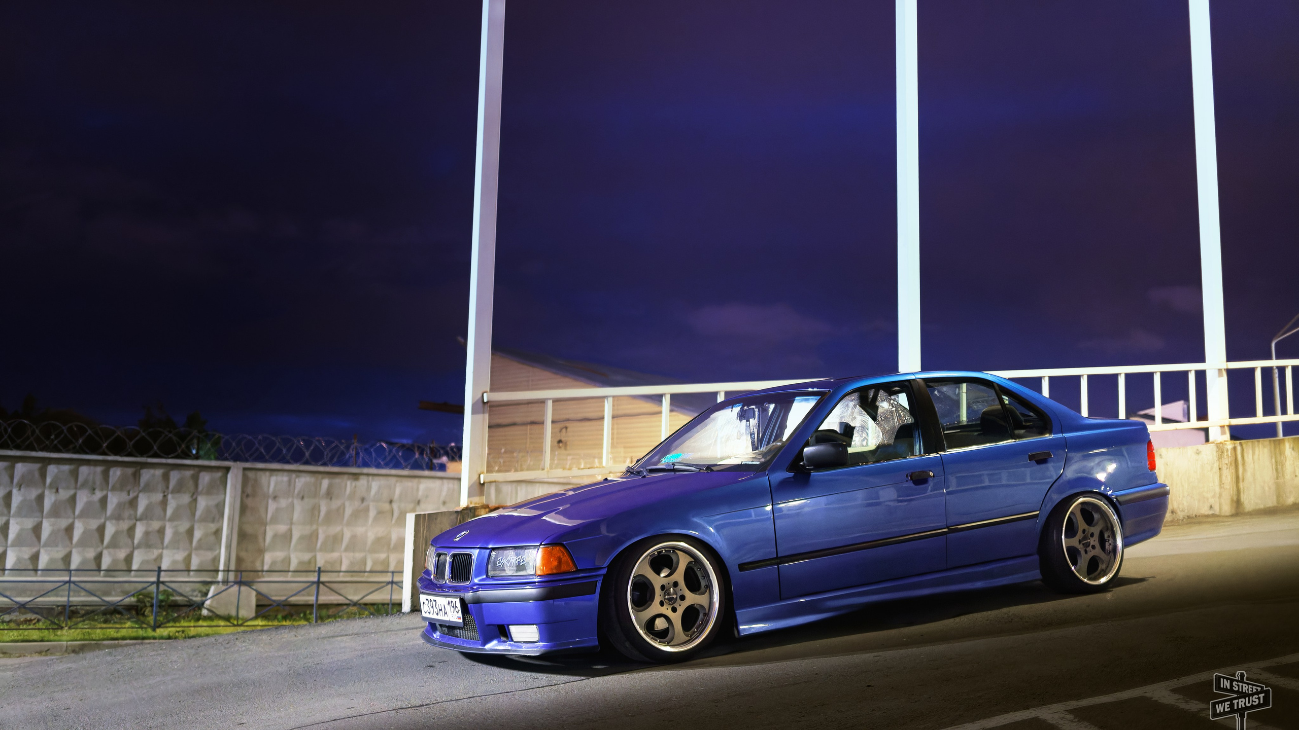BMW E36 под уличным фонарем. IN STREET WE TRUST