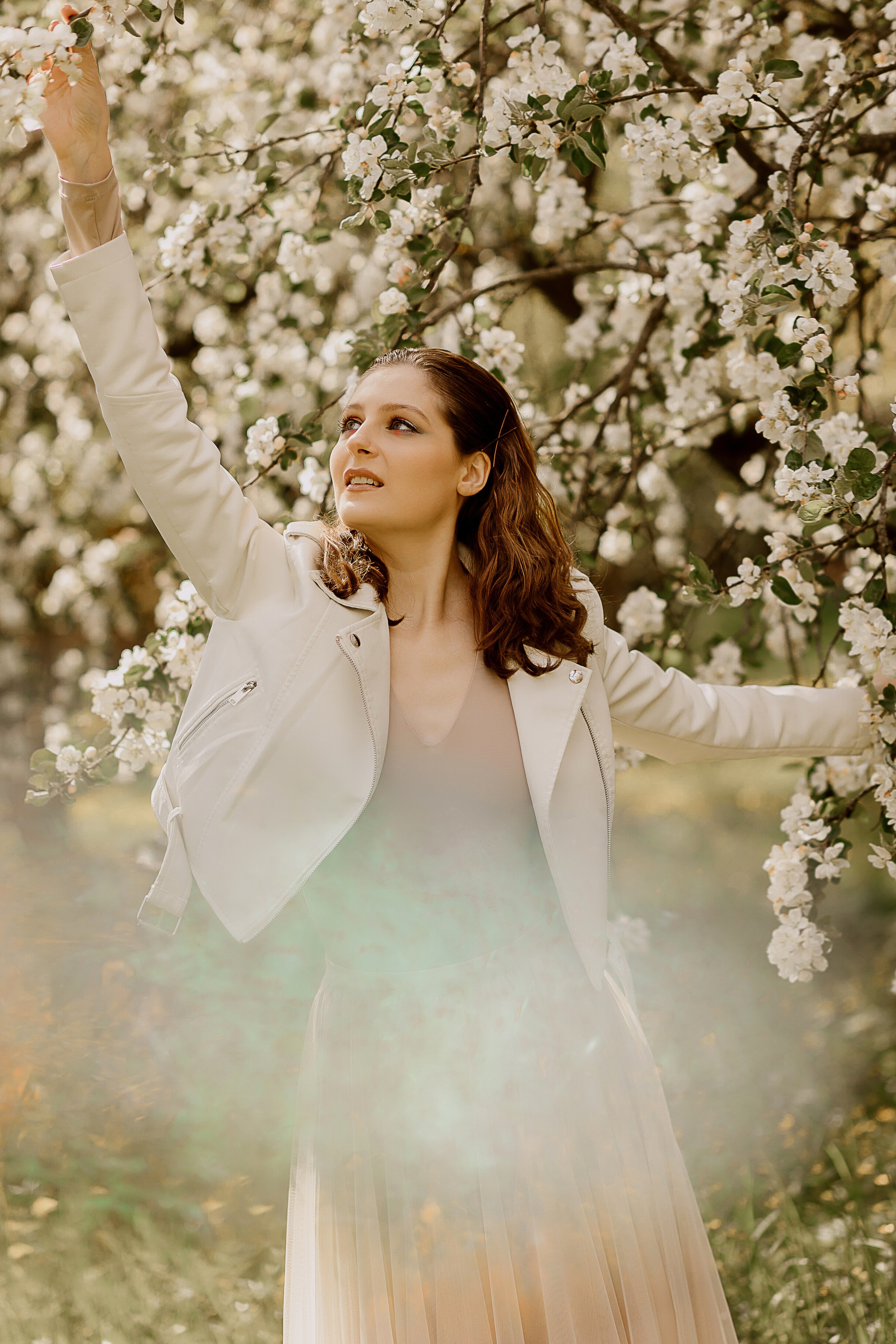 Женская фотосессия в цветущем саду. Семейный и женский фотограф в Москве Надежда Воробьева