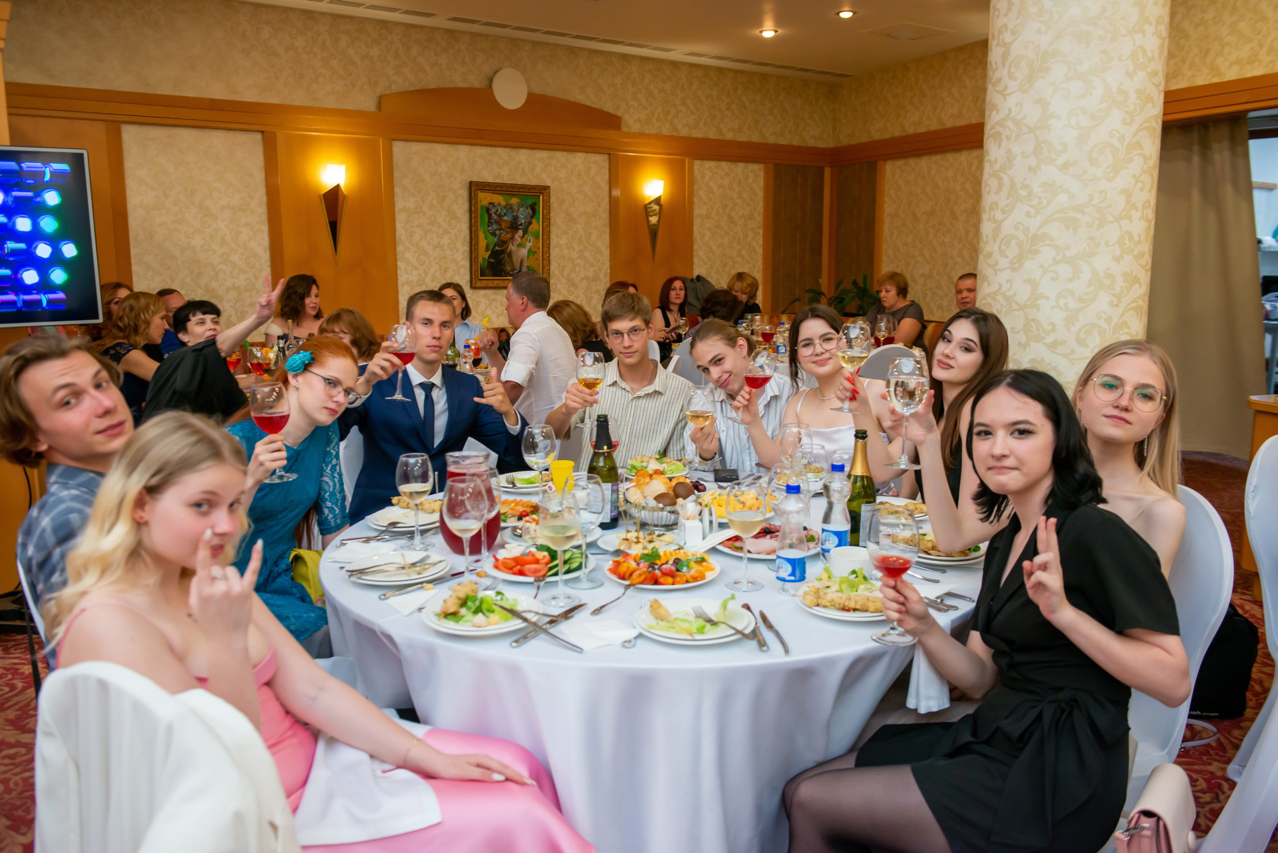 Выпускной вечер в гимназии № 37, ресторан La Ronde