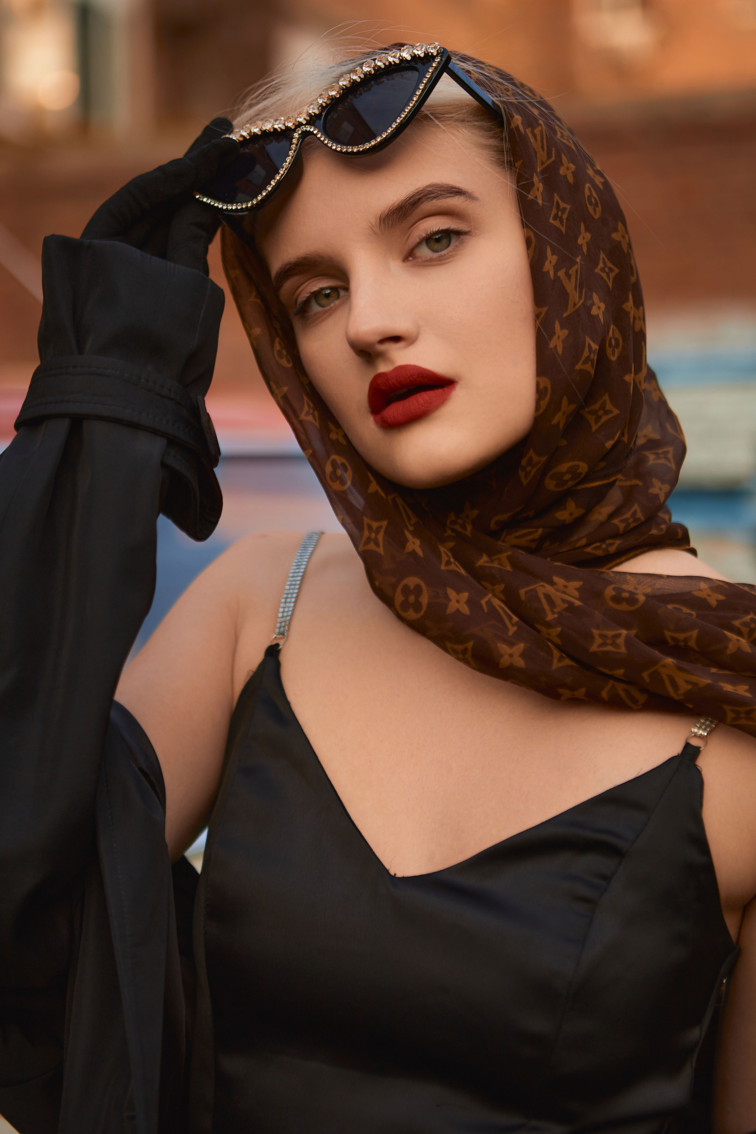 Портрет девушки в ретро платке и солнцезащитный очках