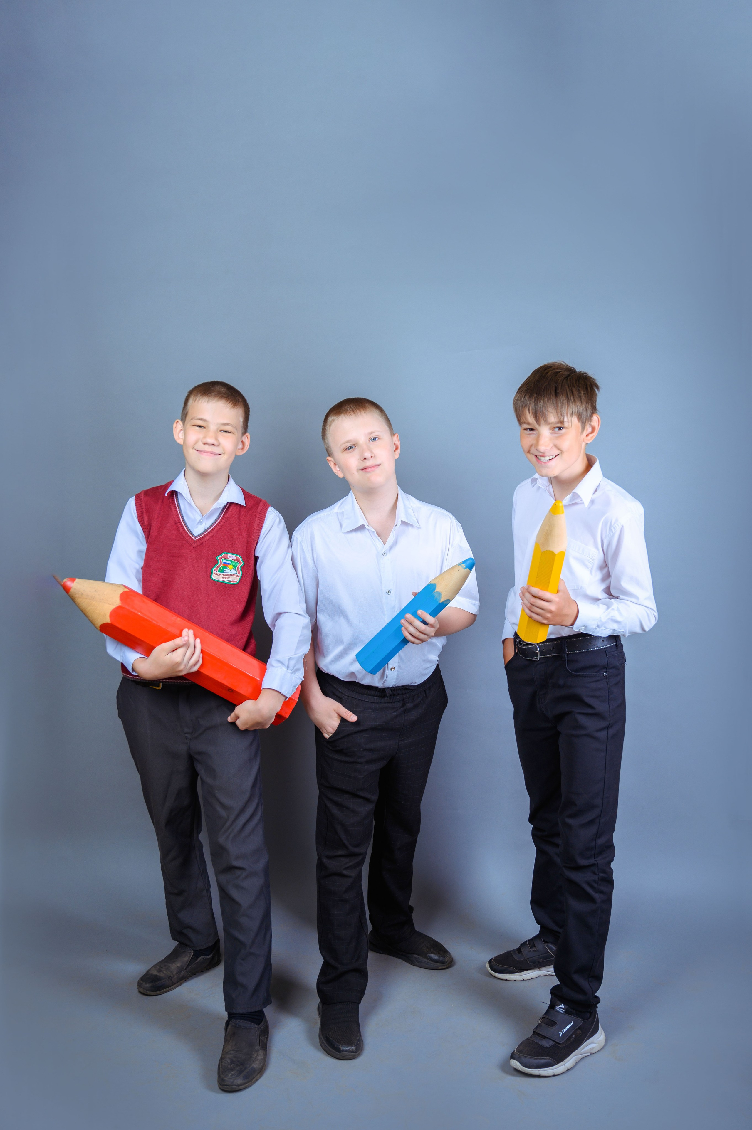 Фотосъемка на фоне с реквизитом. Фотограф. Выпускные альбомы в Барнауле