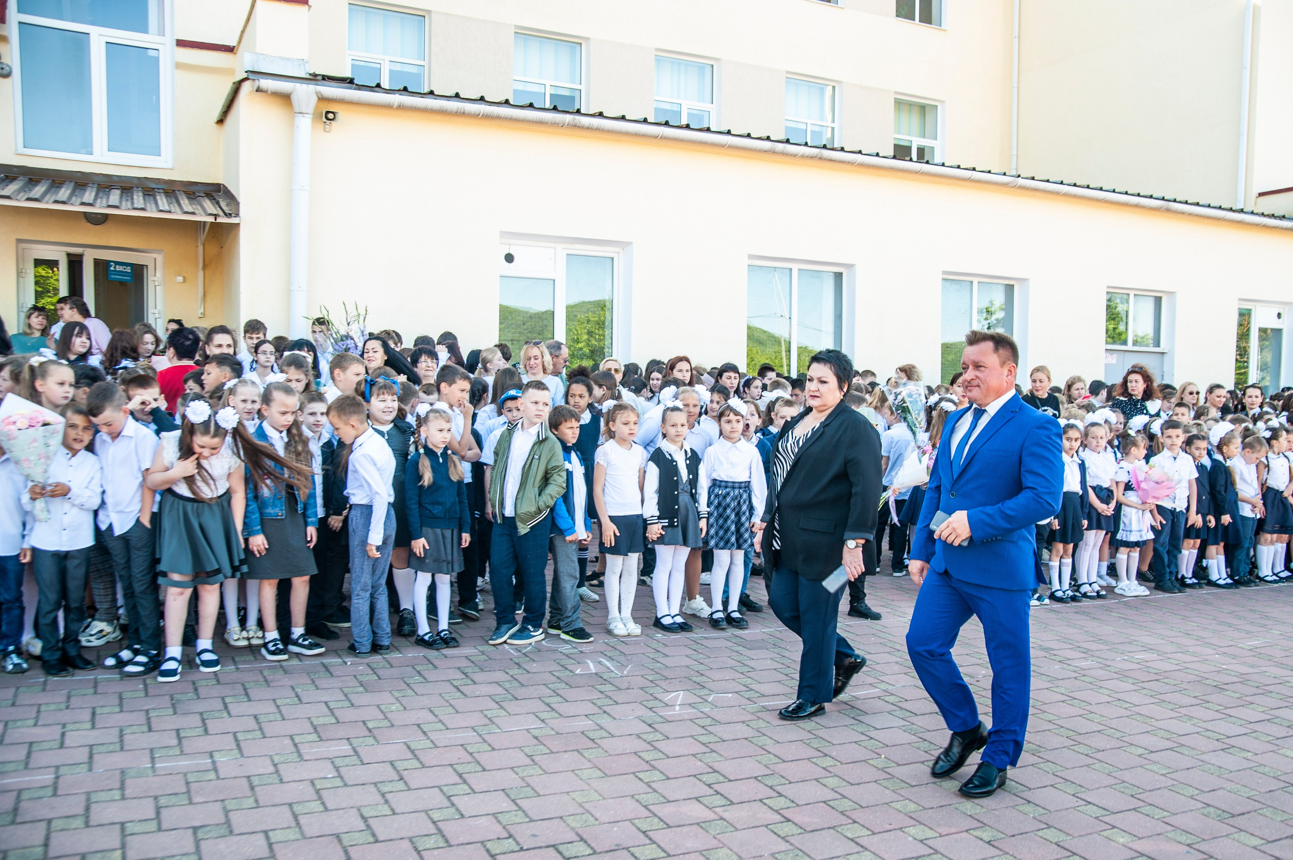 Последний Звонок МАОУ СОШ № 17 им. Эдуарда Есаяна — Архипо-Осиповка. Свадебный и семейный фотограф Денис Лукьянов в Краснодаре, Краснодарском крае и Республике Крым