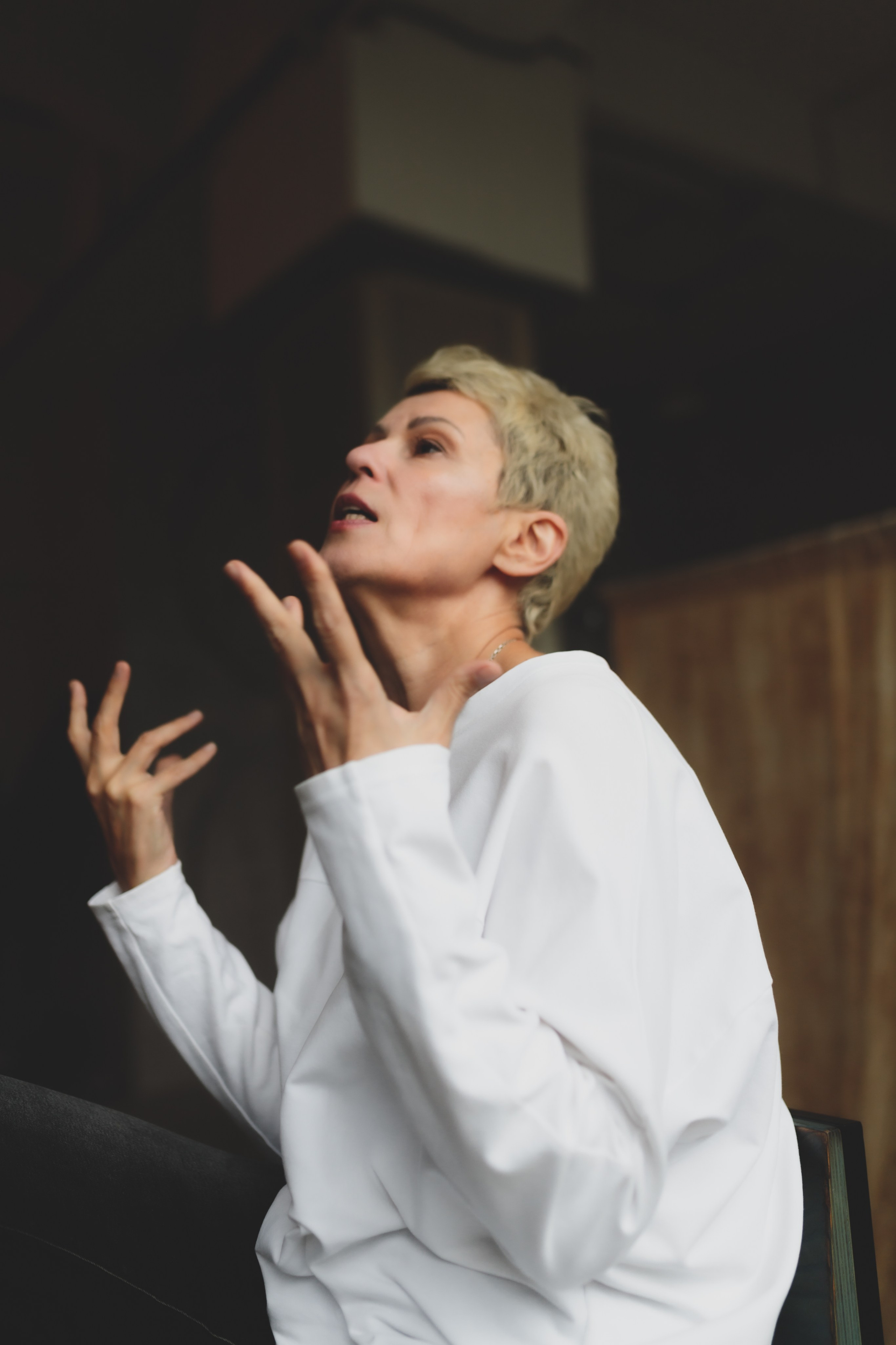 Экспрессивный женский портрет, белая рубашка, тёмный фон, студия, Москва, Илья Антропов