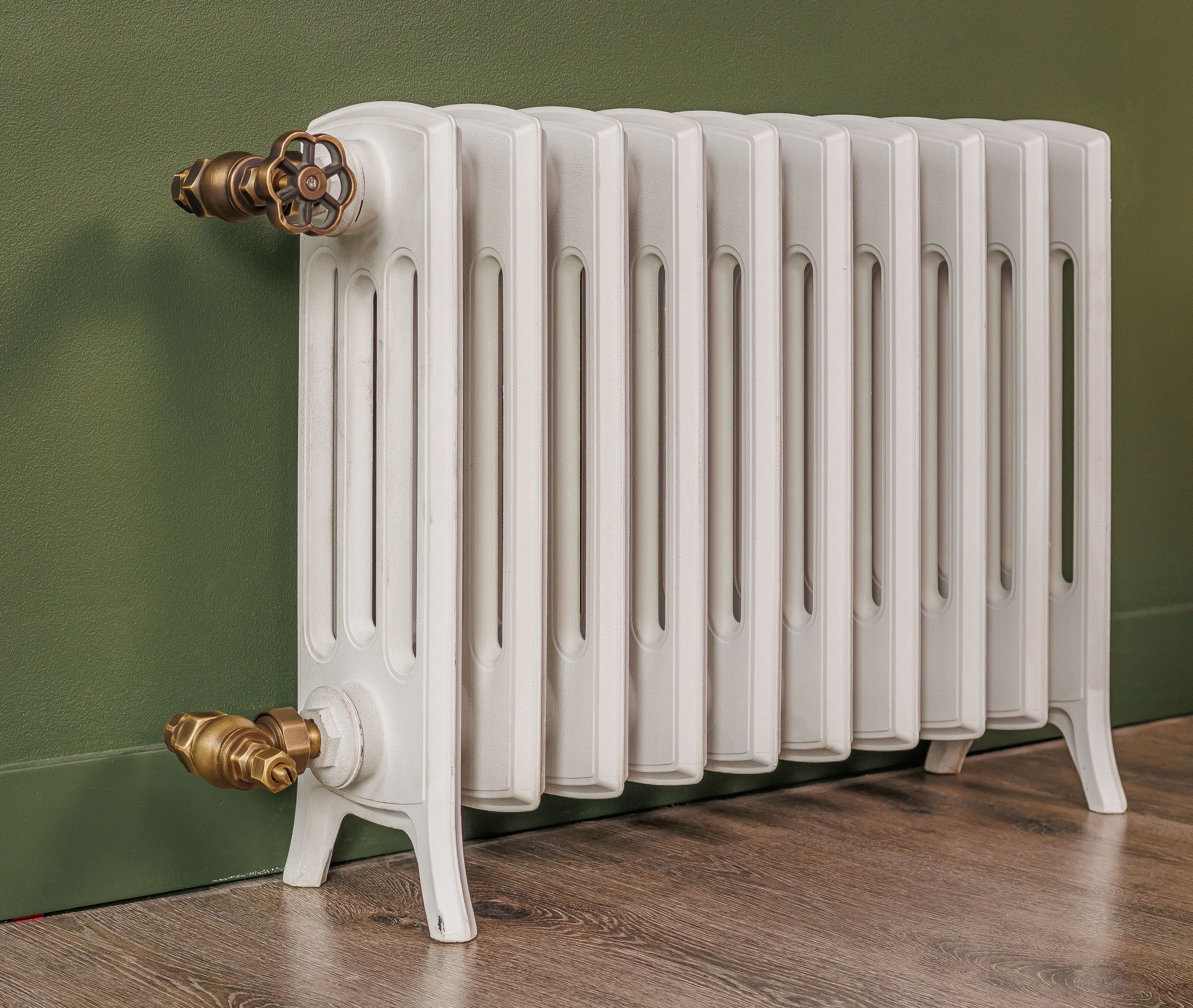 Предметные фотографии дизайнерских радиаторов отопления в стиле ретро