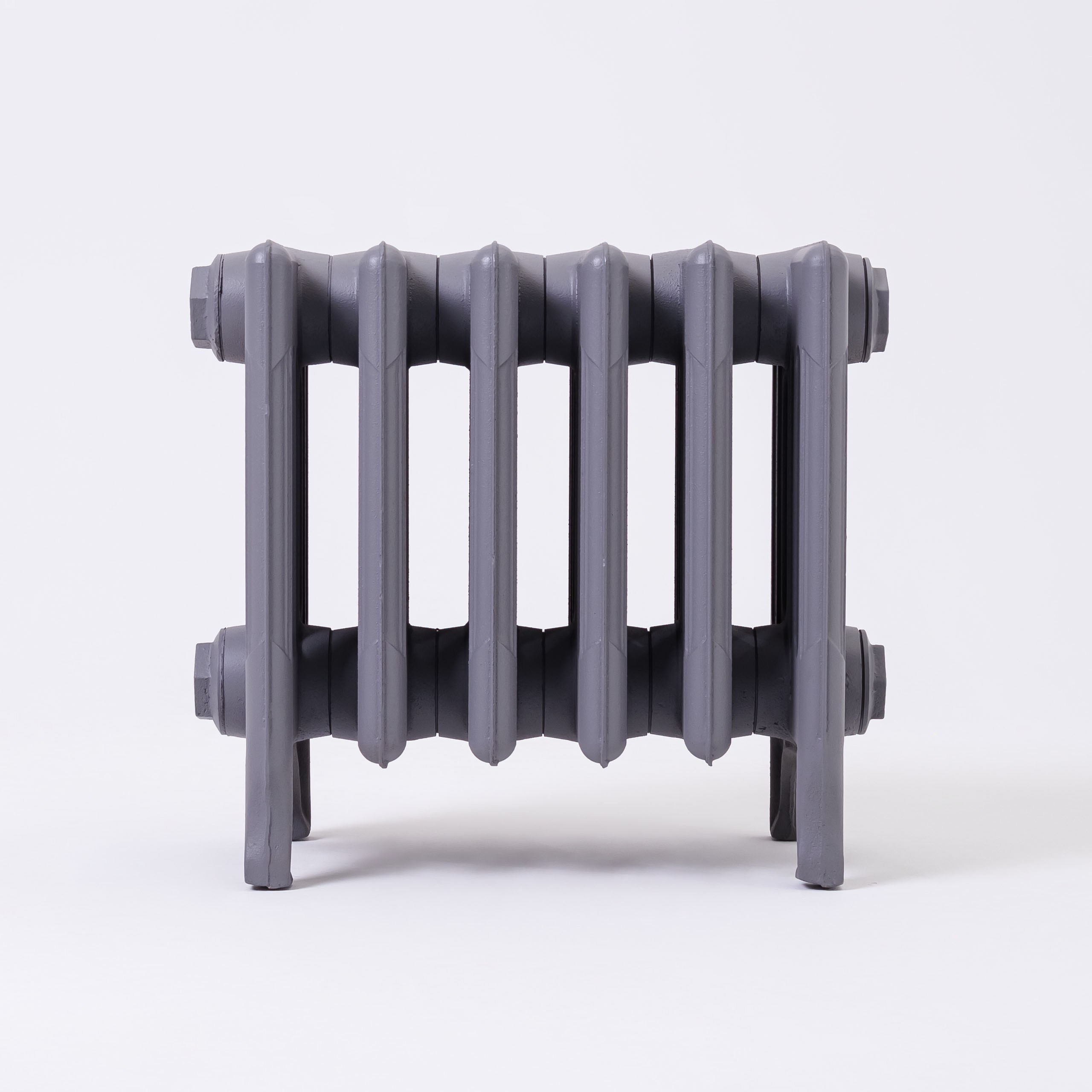 Предметные фотографии дизайнерских радиаторов отопления в стиле ретро