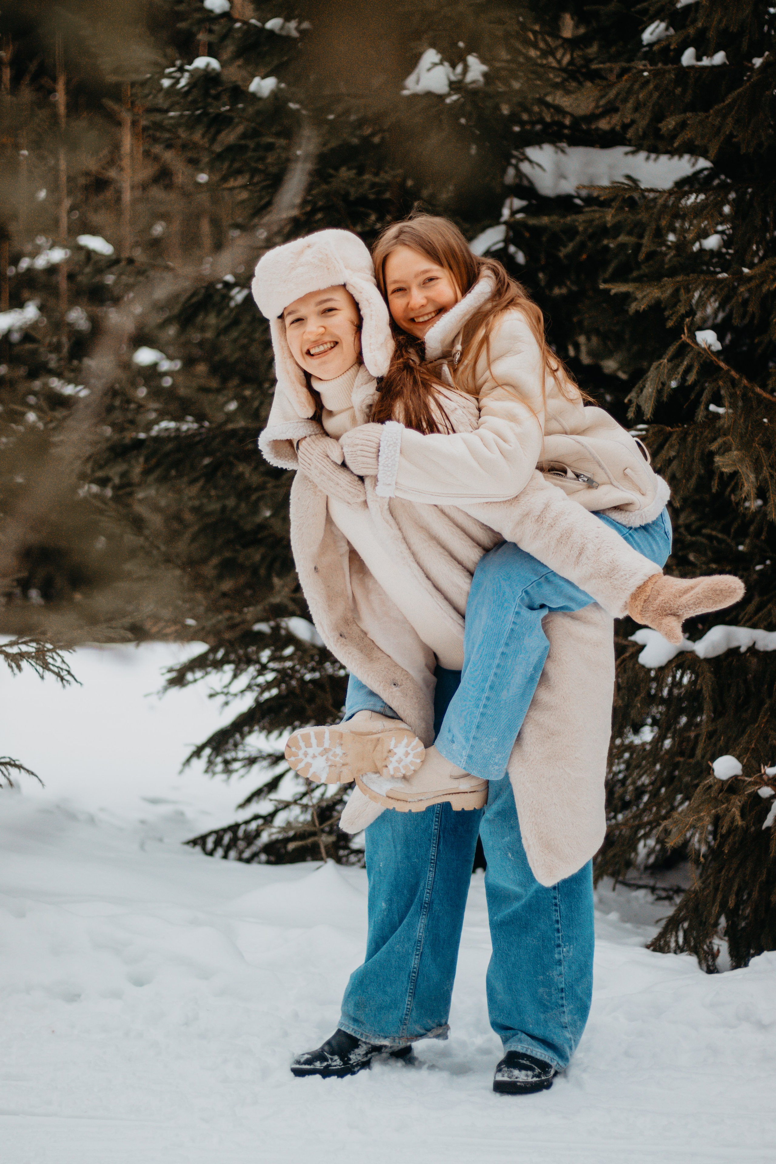 Шура и Даша. Лес