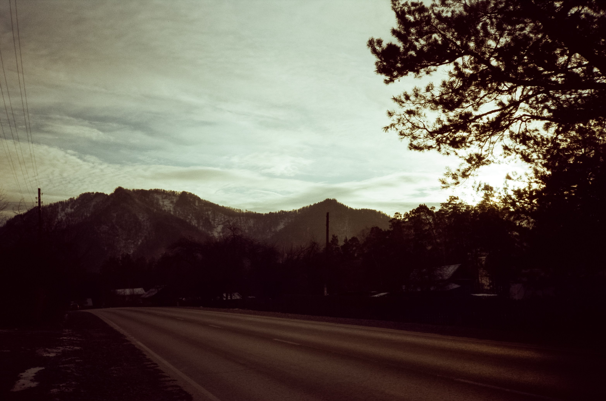 Сила Алтая и дорога в Манжерок. Land Cruiser и горы на закате. Фотограф-документалист Мария Осокина