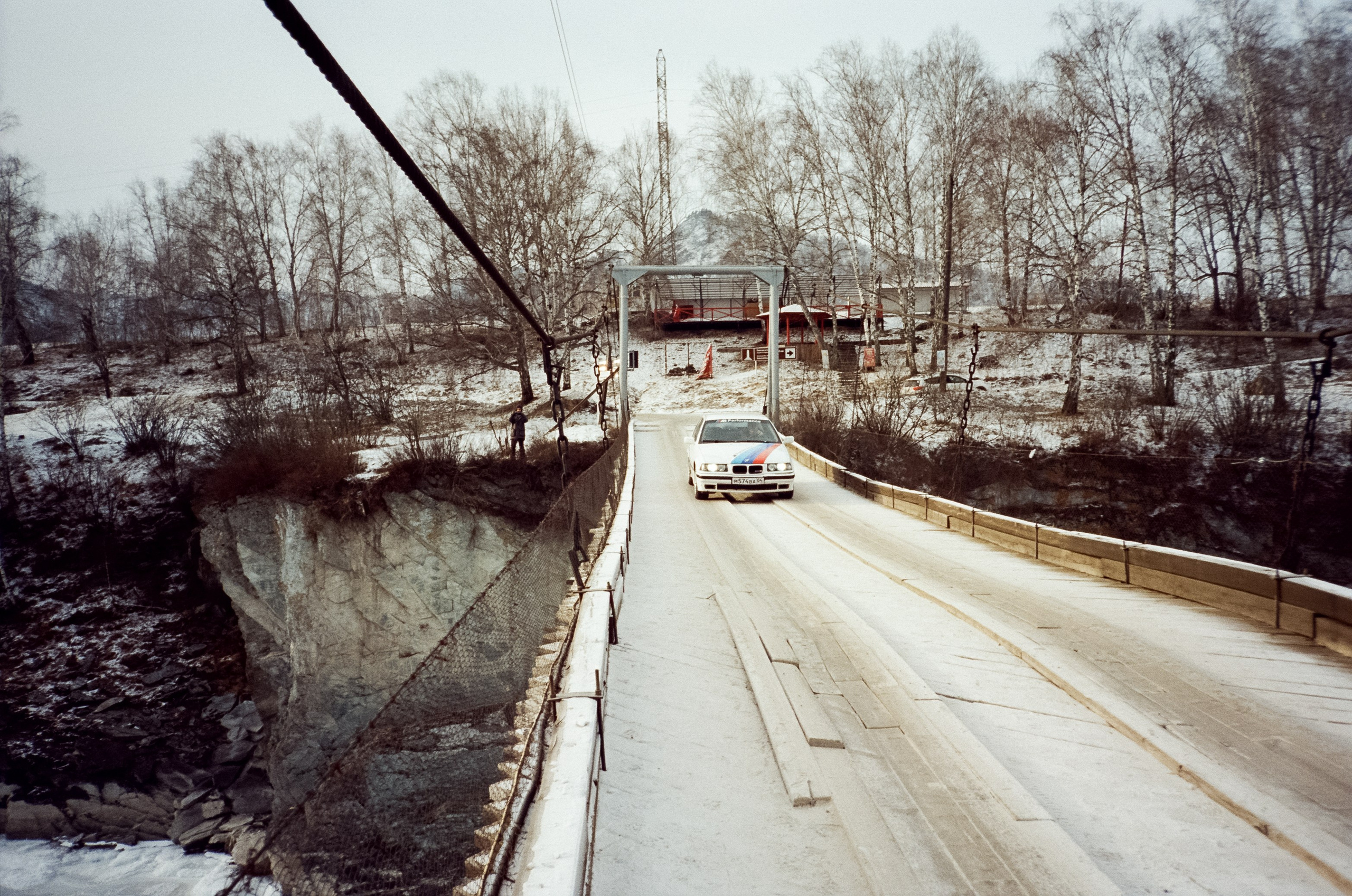Мост над скалами Зубы Дракона. Зимняя Катунь. Фотограф-документалист Мария Осокина
