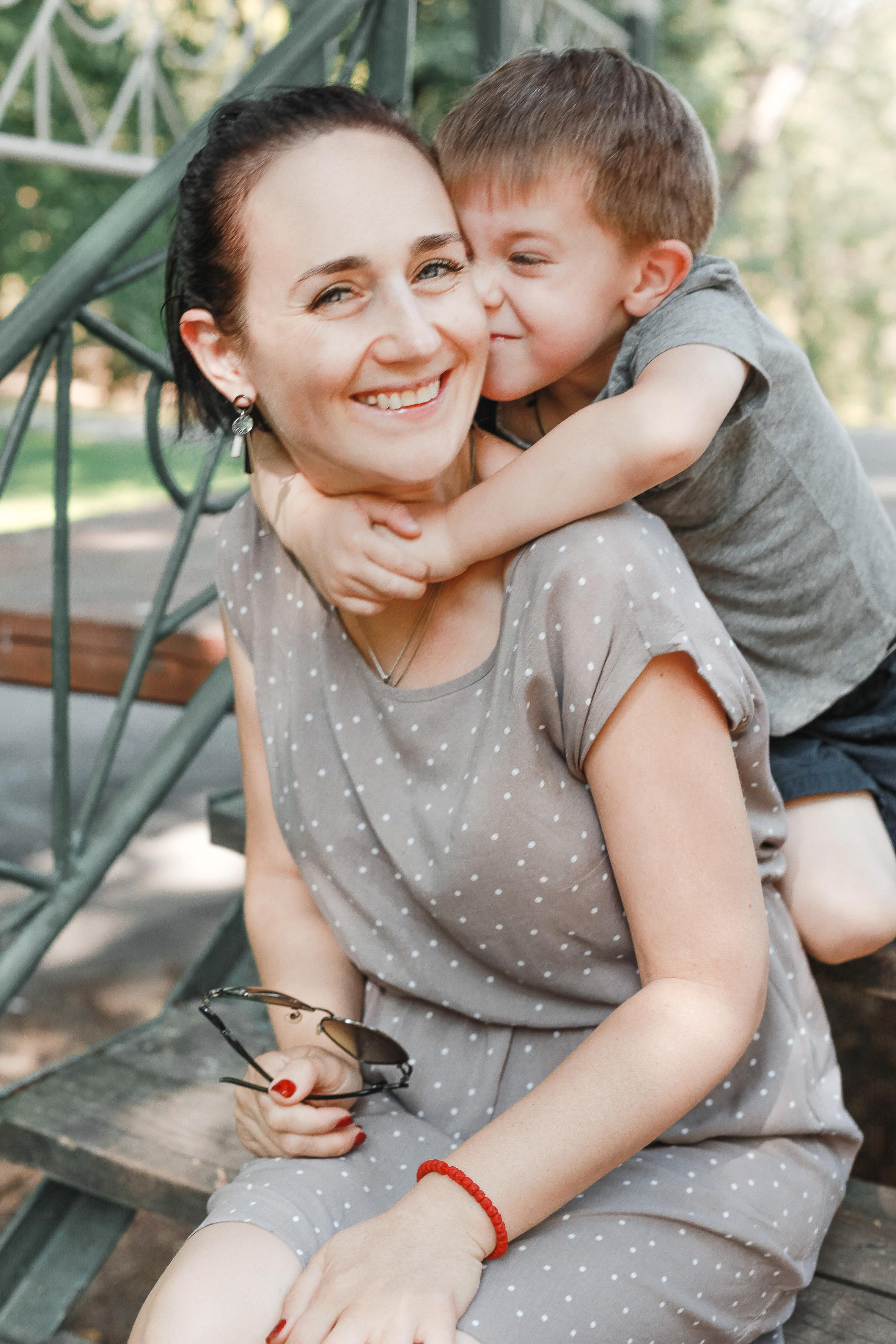 Мама и сын. Прогулка