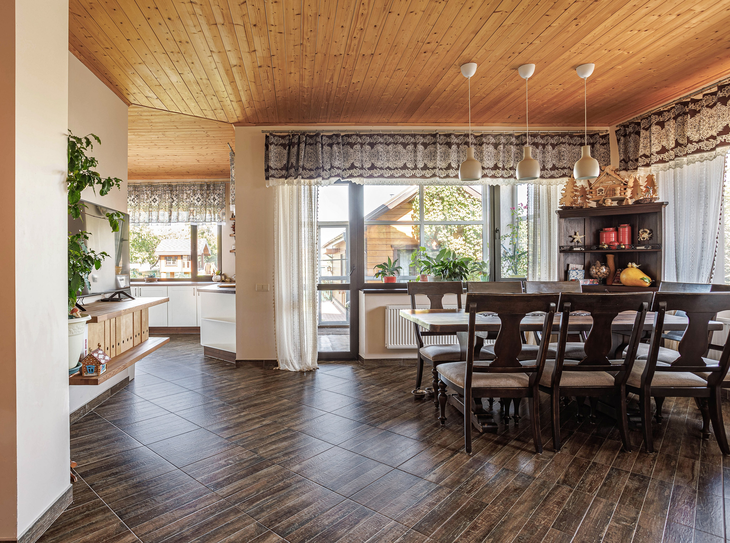 кухня гостиная в загородном доме на фотоснимках