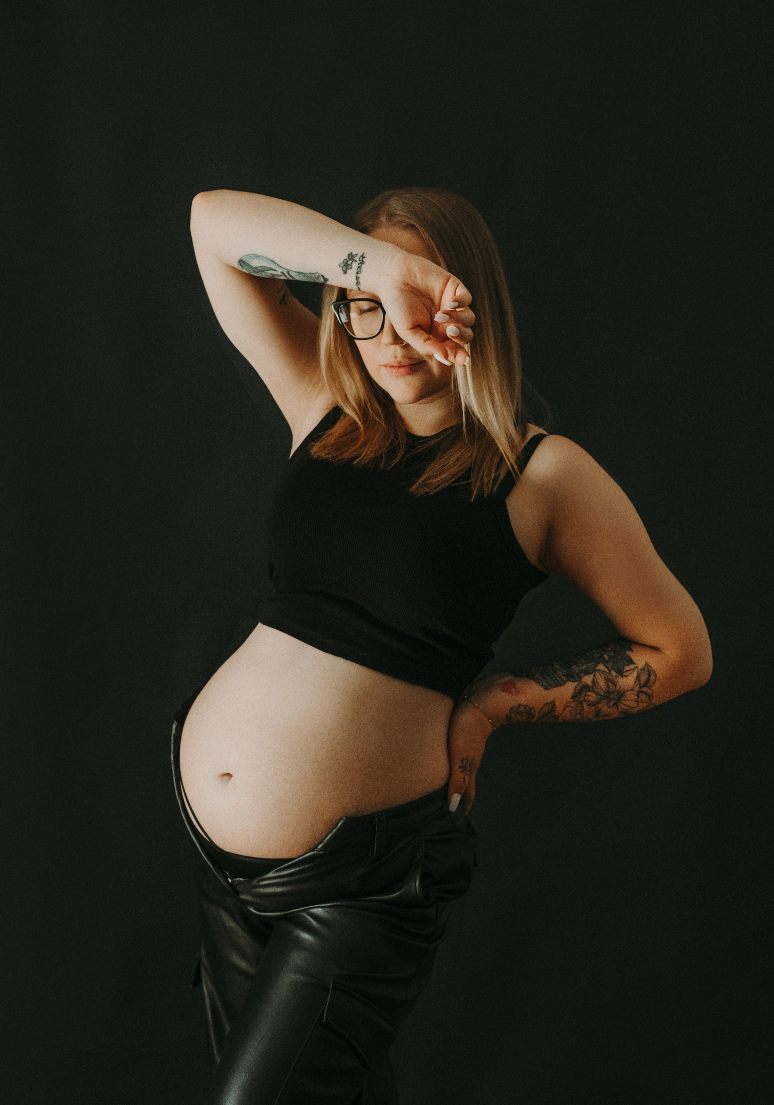 На черном фоне. Семейный и контент фотограф