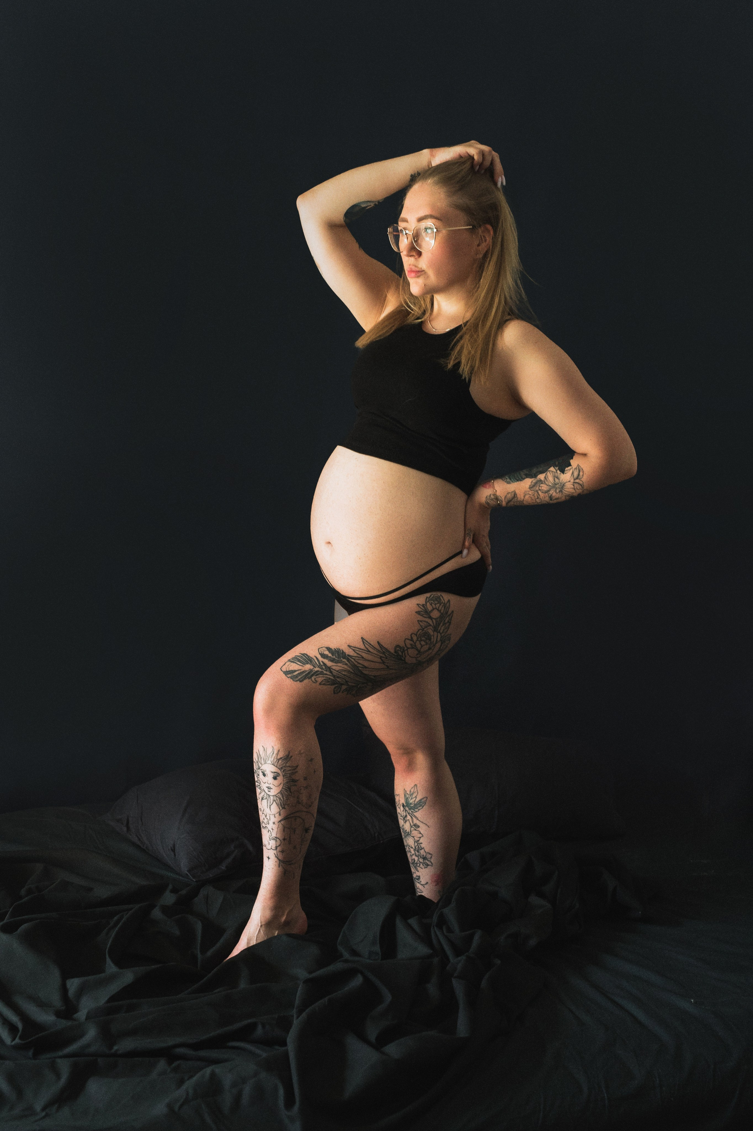 На черном фоне. Семейный и контент фотограф