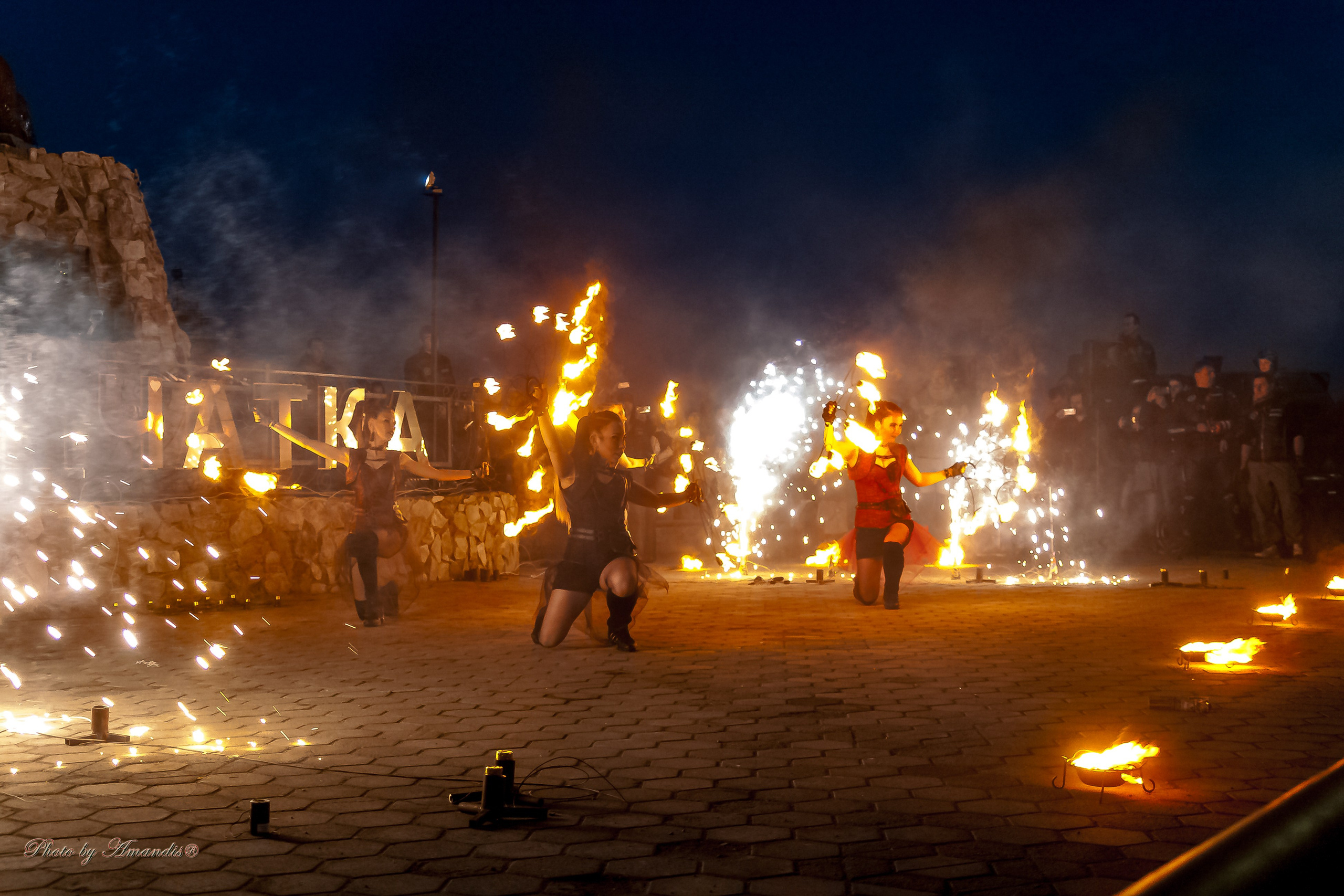 Огненное шоу у памятника «Здесь начинается Россия». Камчатка. Май 2017. Репортажная съемка в Москве и области. Анималистика
