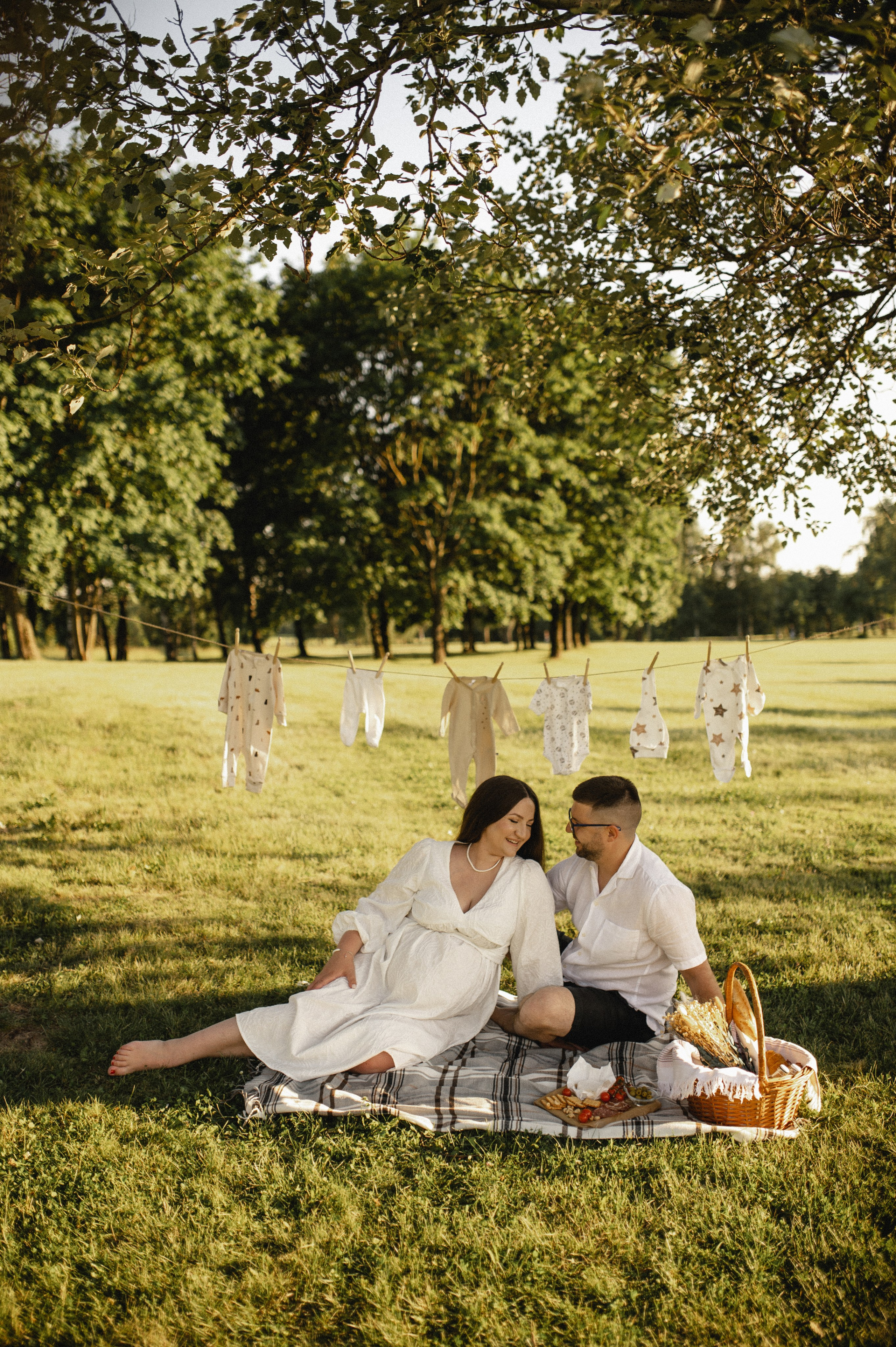 Фотосессия беременности на природе в парке Москвы. Семейная фотосессия Бутово Москва фотограф Алина Морщагина