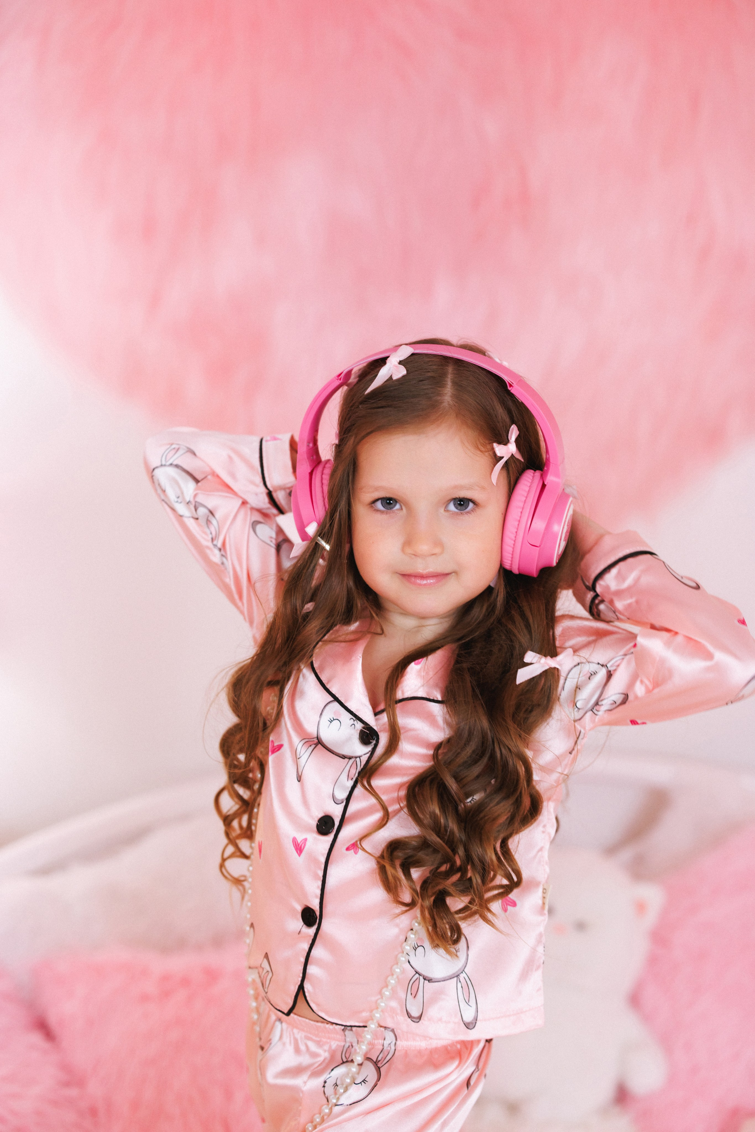 Фотосессия для девочек в интерьере розовой комнаты. Семейный и детский фотограф в Краснодаре Анна Трашкова