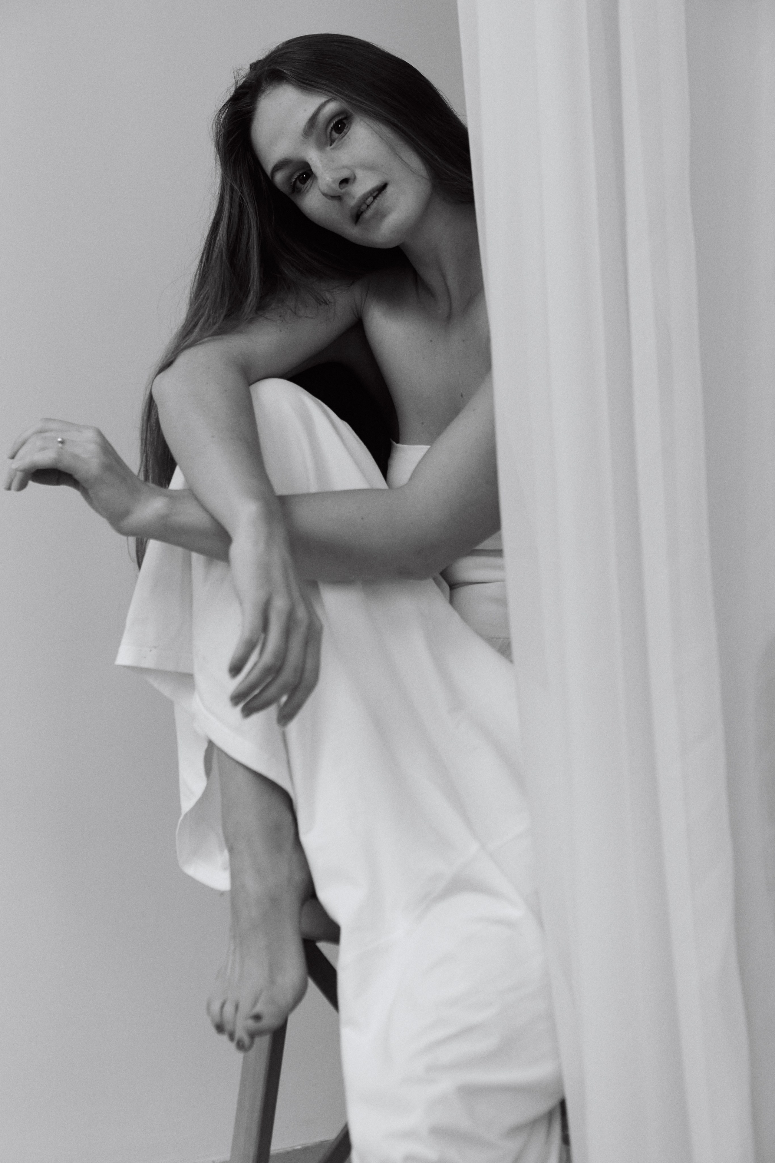 нежная и минималистичная женская фотосессия в студии в Москве