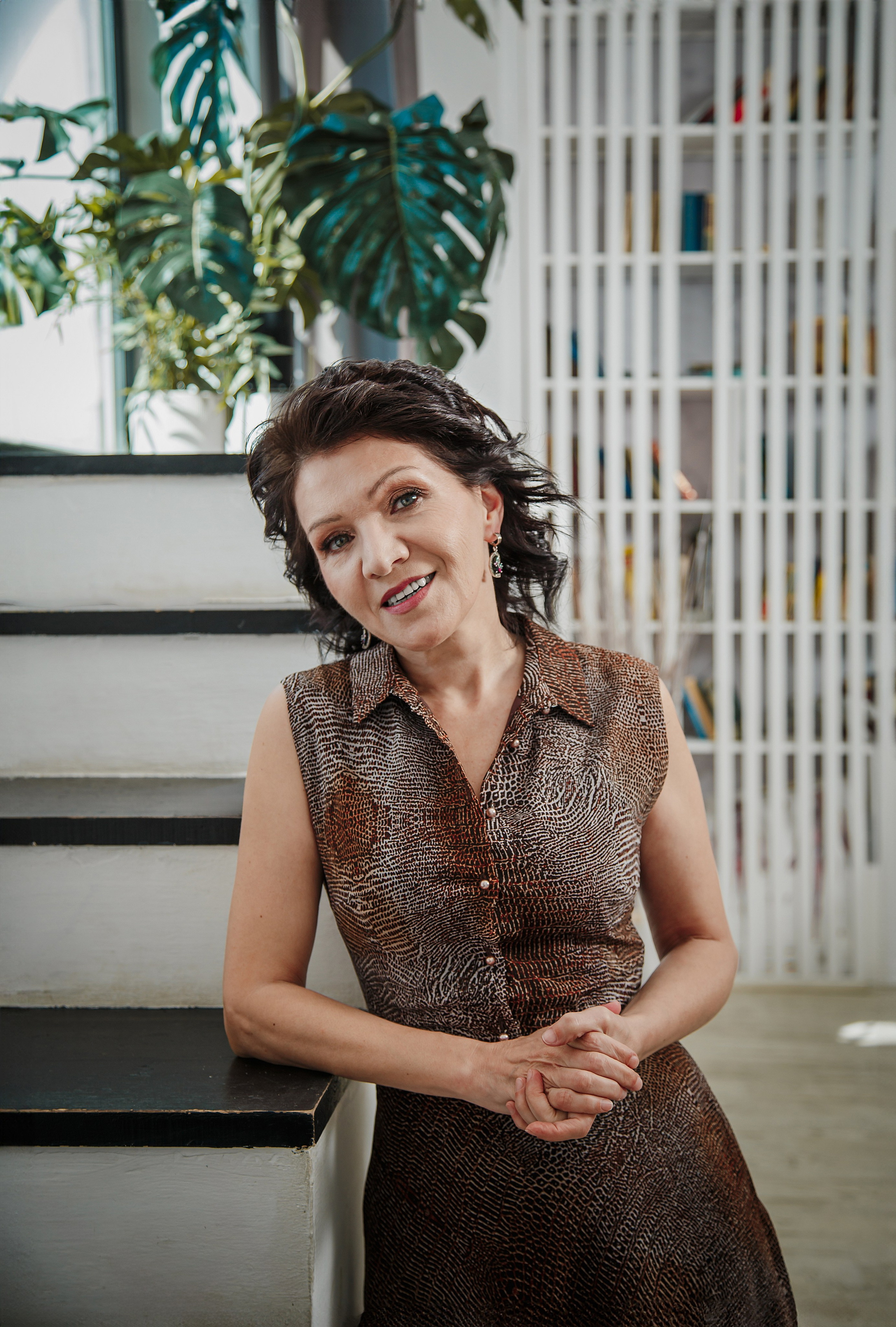 Женский коуч в светлой студии — брендовая фотосессия в Москве, Портрет женского коуча в деловом образе — фотосессия для личного бренда, Фотосессия для эксперта в офисной локации студии Москва, Женский коуч в повседневном образе — контент для соцсетей, Профессиональный бренд-фотограф в Москве — женский коуч, Образ женского коуча для сайта и продвижения в соцсетях, Разнообразные образы на брендовой фотосессии для эксперта, Светлая студия с офисными локациями — фотосессия для коуча, брендовая фотосессия для эксперта, фотосессия для женского коуча, бренд-фотограф Москва, фотосессия личный бренд, фотосессия для сайта, фотосессия для соцсетей, фотосессия для продвижения, фотосессия в студии Москва, фотосессия для эксперта Москва, профессиональная фотосессия для коуча. Катерина Сысуева, Рина Сысуева, rina_sphoto