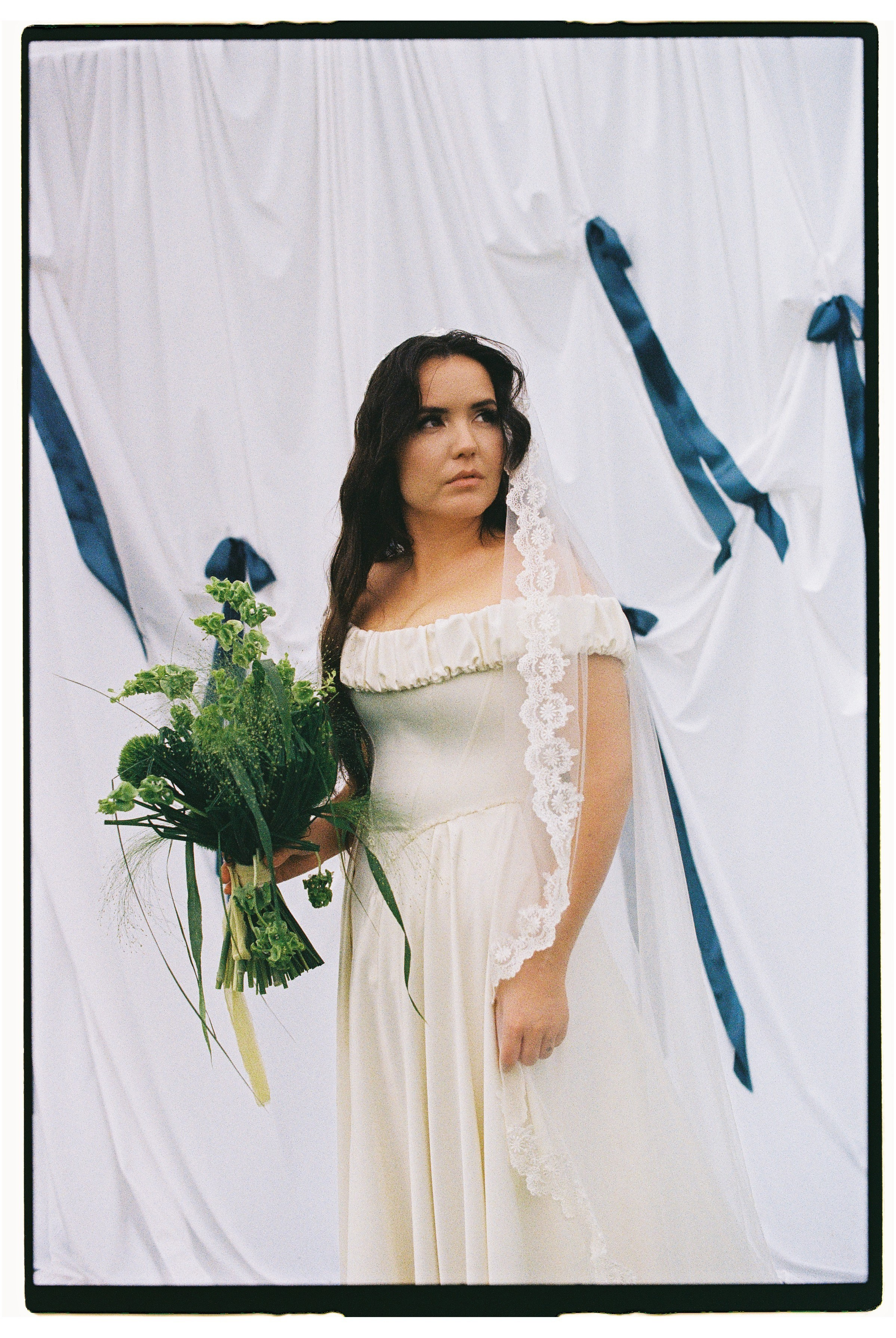 Зеленая тропа, уютная свадьба под дождем. Афина Ефимова. Свадебный фотограф Москва