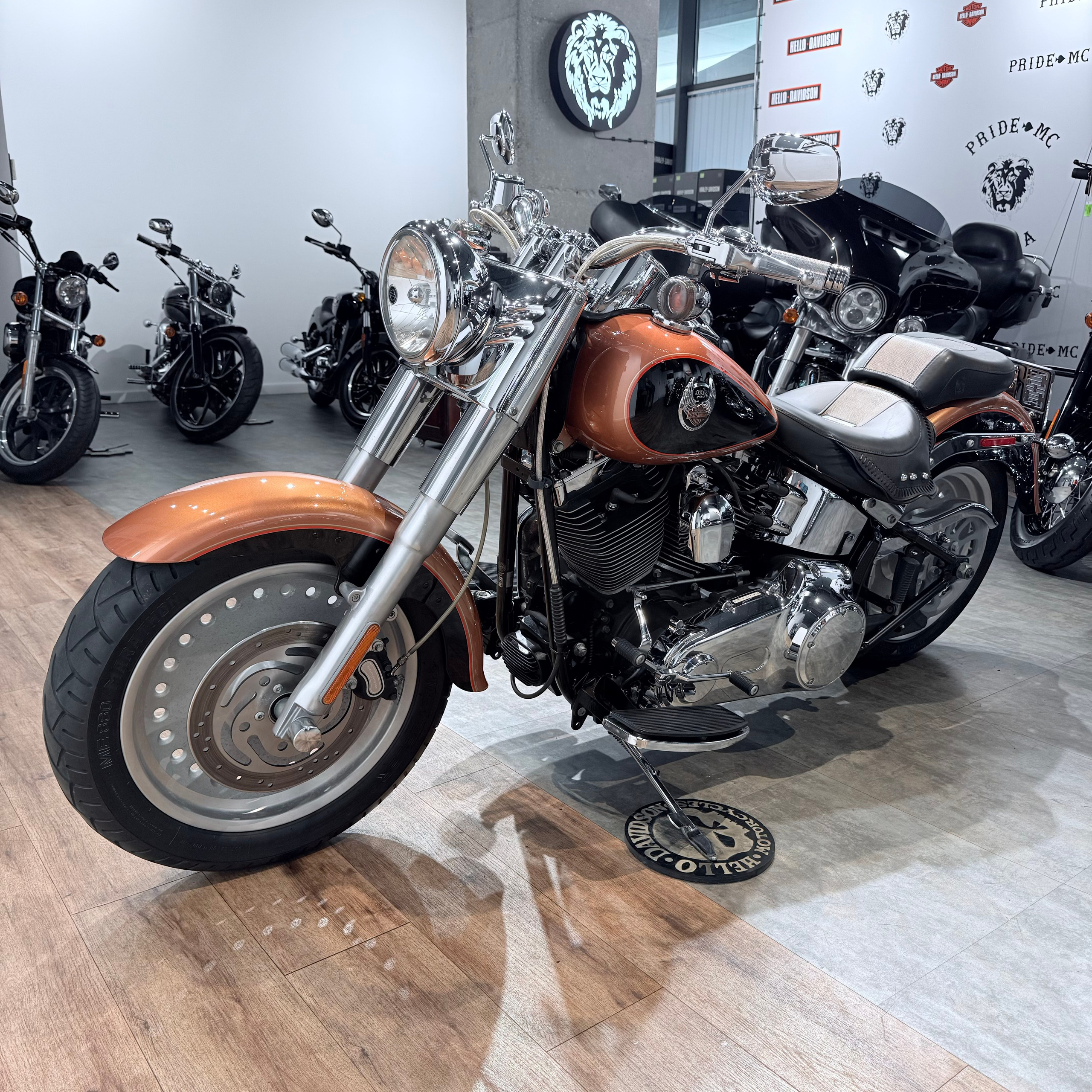 Купить Harley-Davidson 2008 Fat Boy 105 Yеаrs Аnnivеrsary (Softail/Dyna) — подробнее на сайте. Hello Davidson, Москва. Только хорошие мотоц