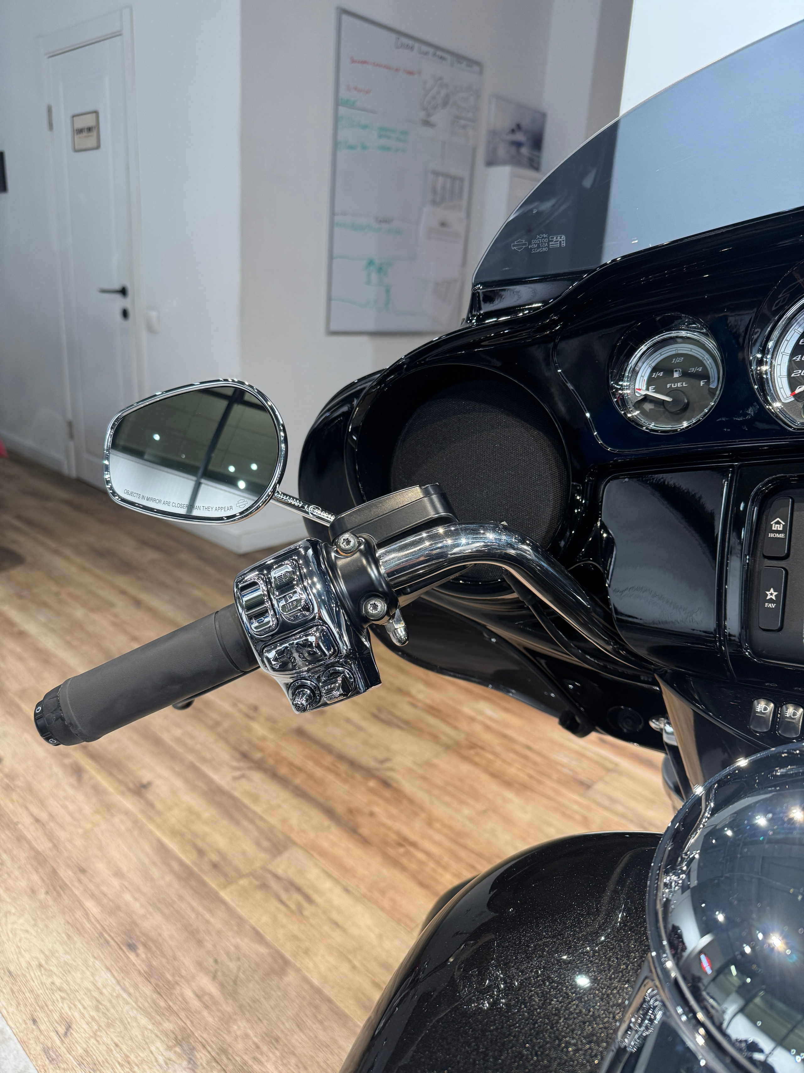 Мотоциклы Harley-Davidson 2017 Electra Glide Limited (Black Tempest) (Touring)  — купить мотоцикл. Hello Davidson, Москва. Только хорошие мотоциклы…