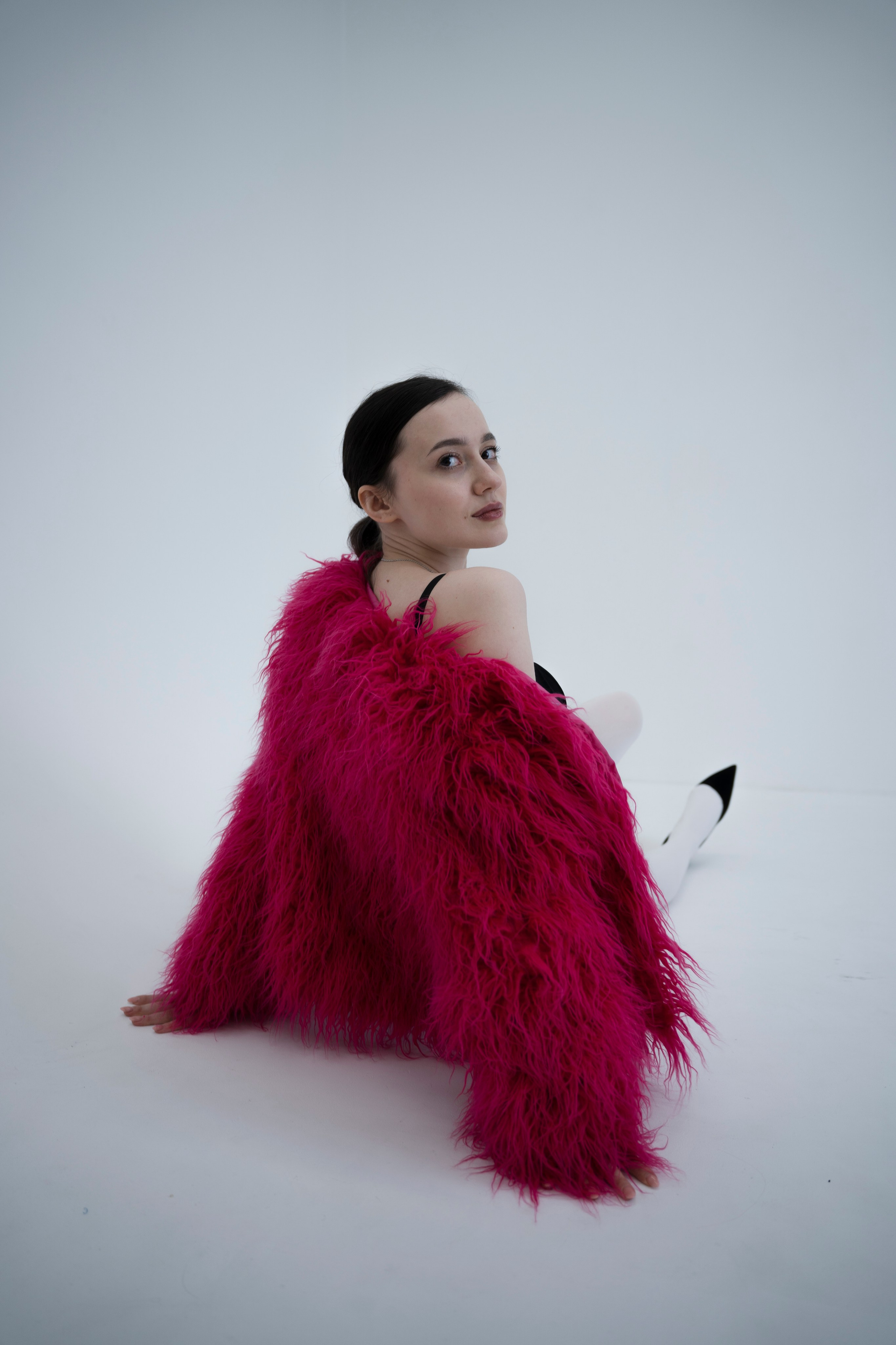 ДЕВОЧКА НА ШАРЕ. Главная