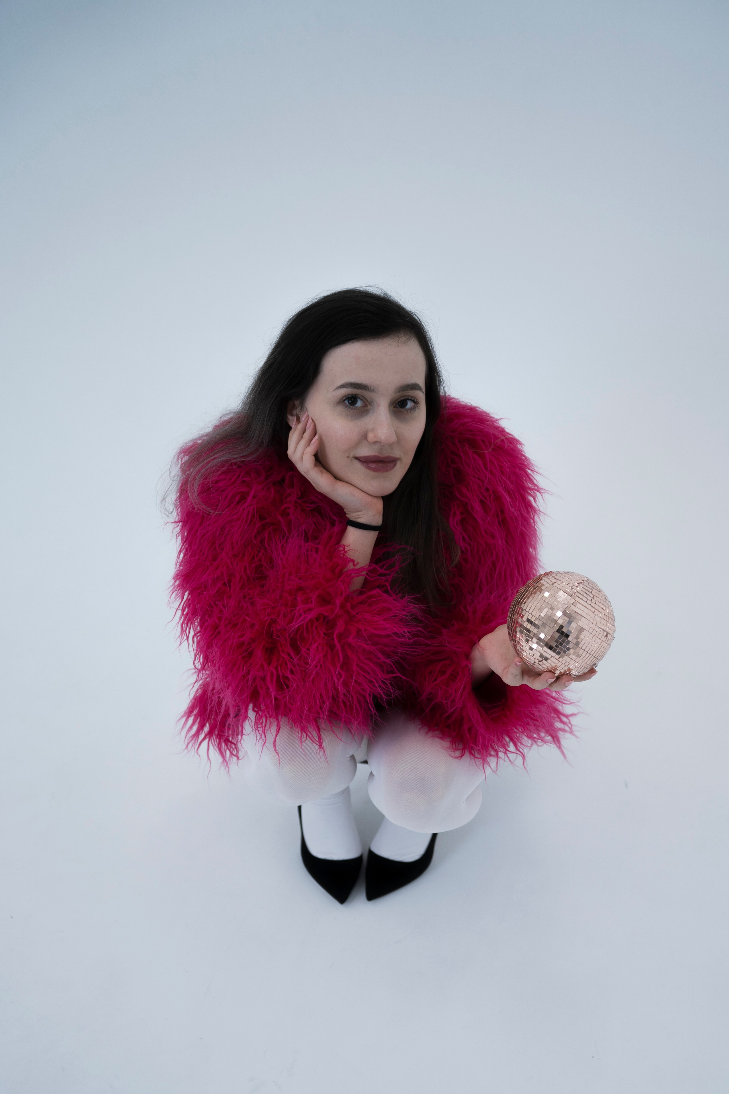 ДЕВОЧКА НА ШАРЕ. Главная