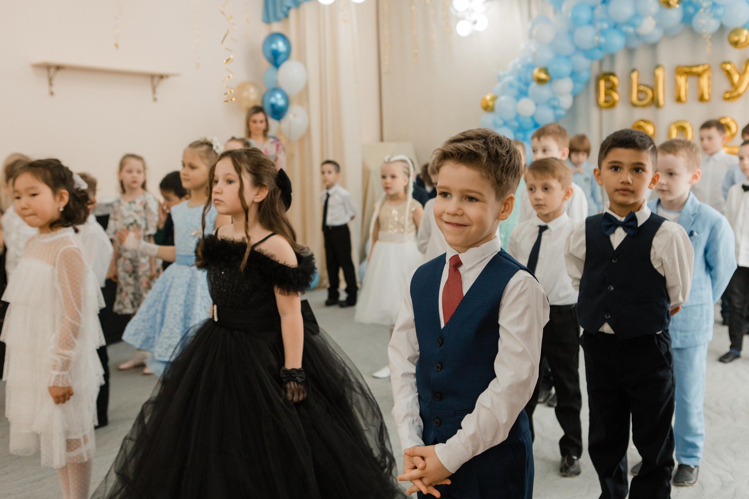 Фотосъемка выпускного в детском саду. Видеосъемка и фотосъемка свадеб. Фотограф и оператор на свадьбу. Видеосъемка подкастов, собственная видео-фотостудии. Предметная фотосъемка