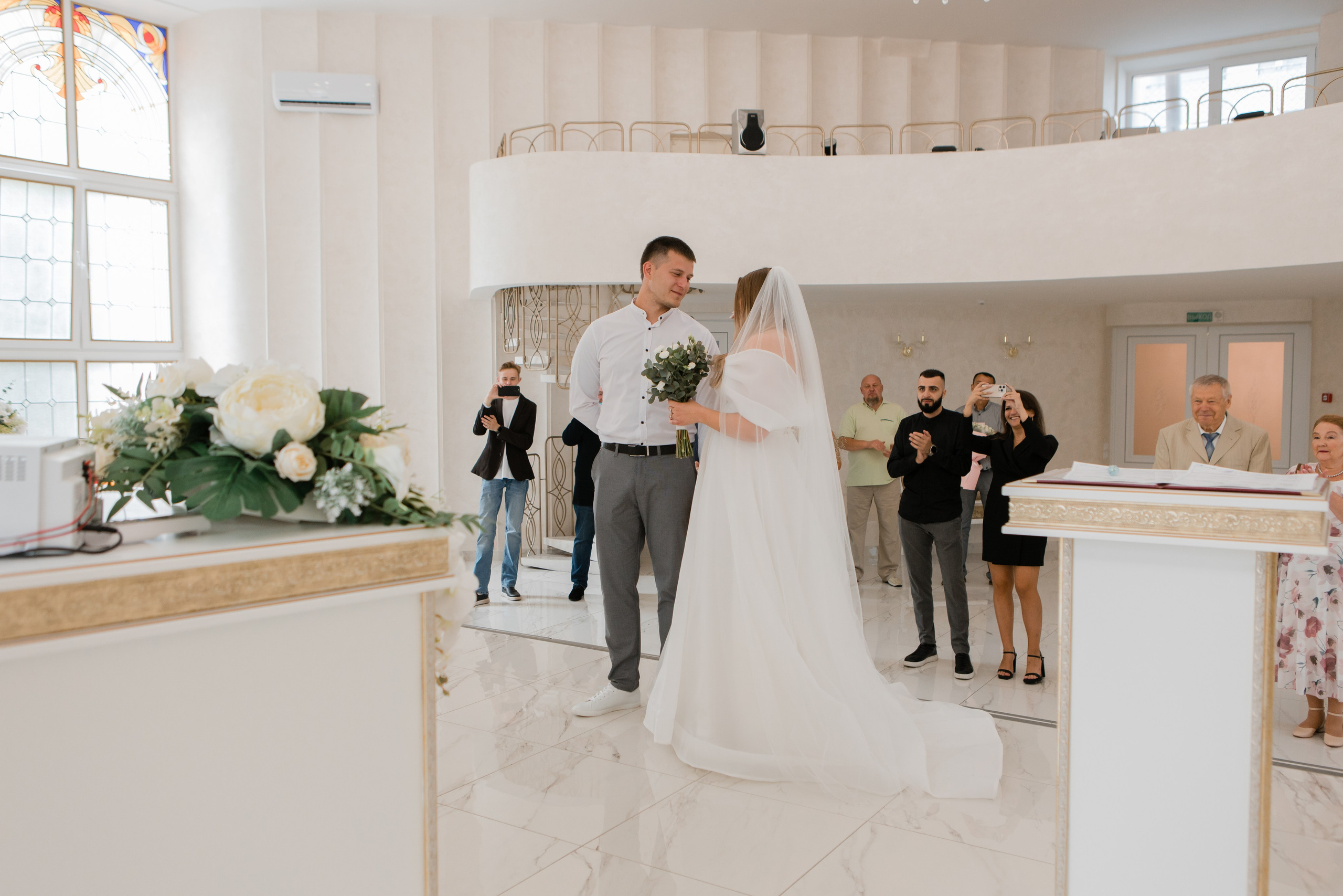 Отдел ЗАГС Администрации Фрунзенского района. Видеосъемка и фотосъемка свадеб. Фотограф и оператор на свадьбу. Видеосъемка подкастов, собственная видео-фотостудии. Предметная фотосъемка