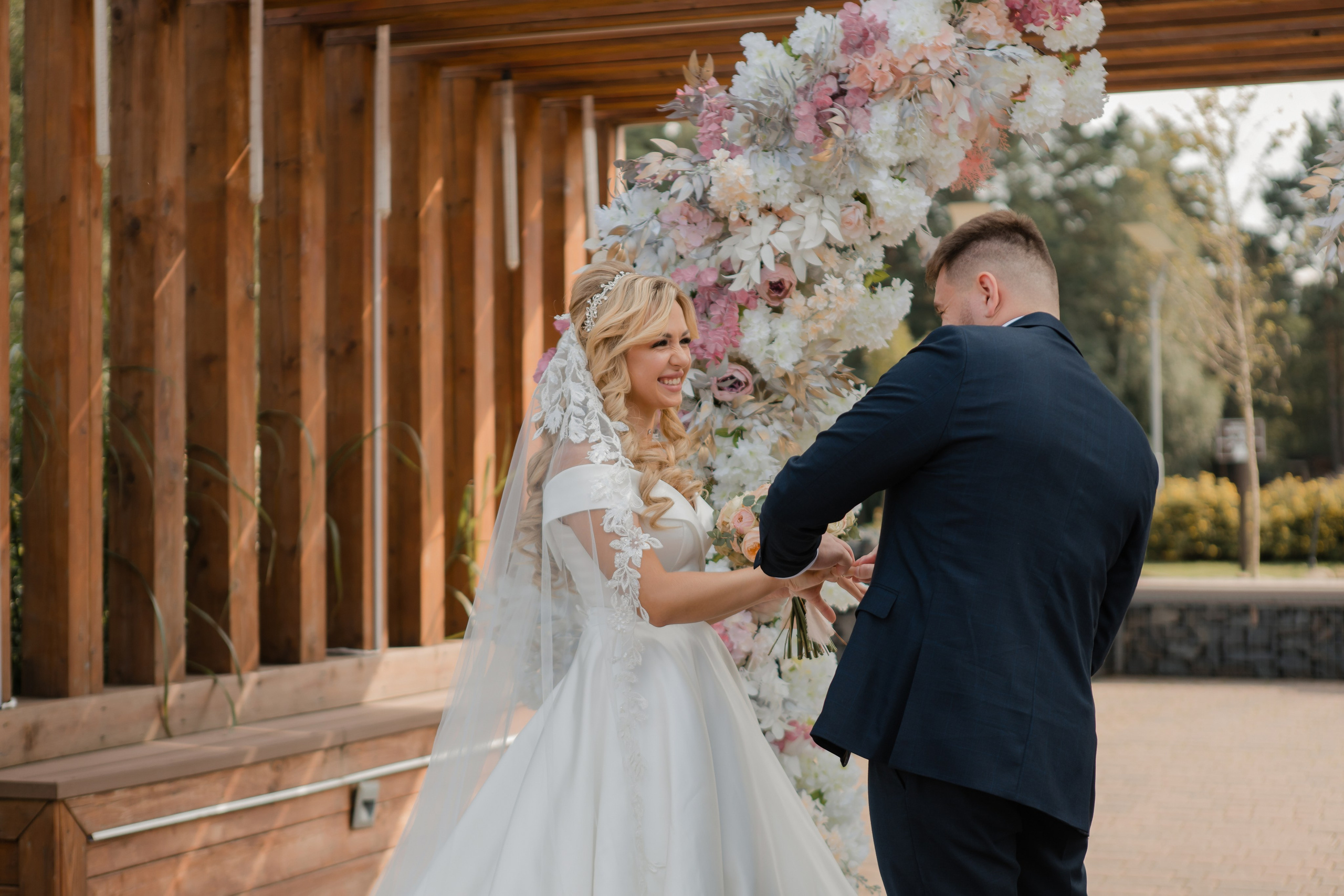 Юрий и Кристина. Видеосъемка и фотосъемка свадеб. Фотограф и оператор на свадьбу. Видеосъемка подкастов, собственная видео-фотостудии. Предметная фотосъемка