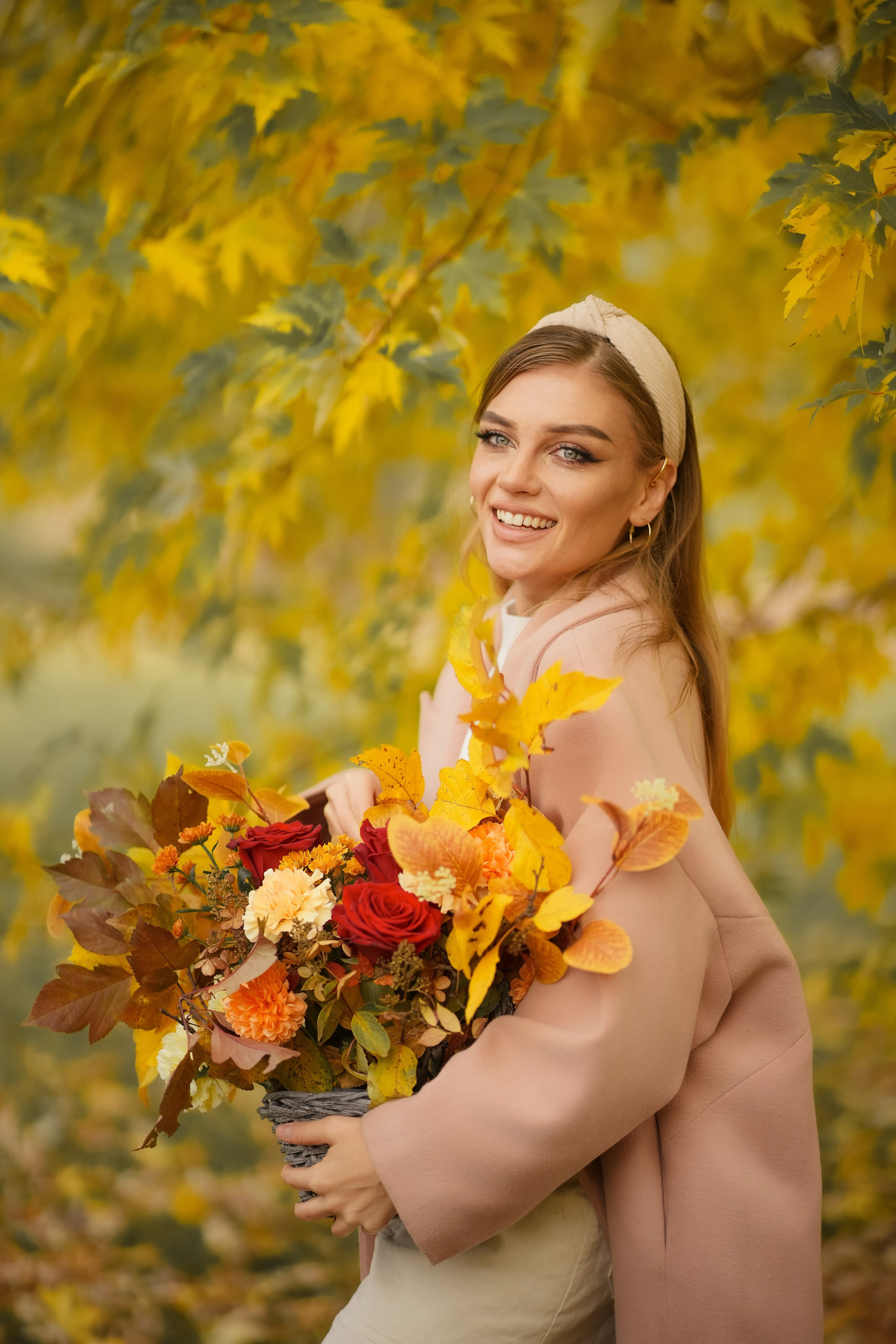 Красивая девушка блондинка прогулка в парке с цветами золотой осенью