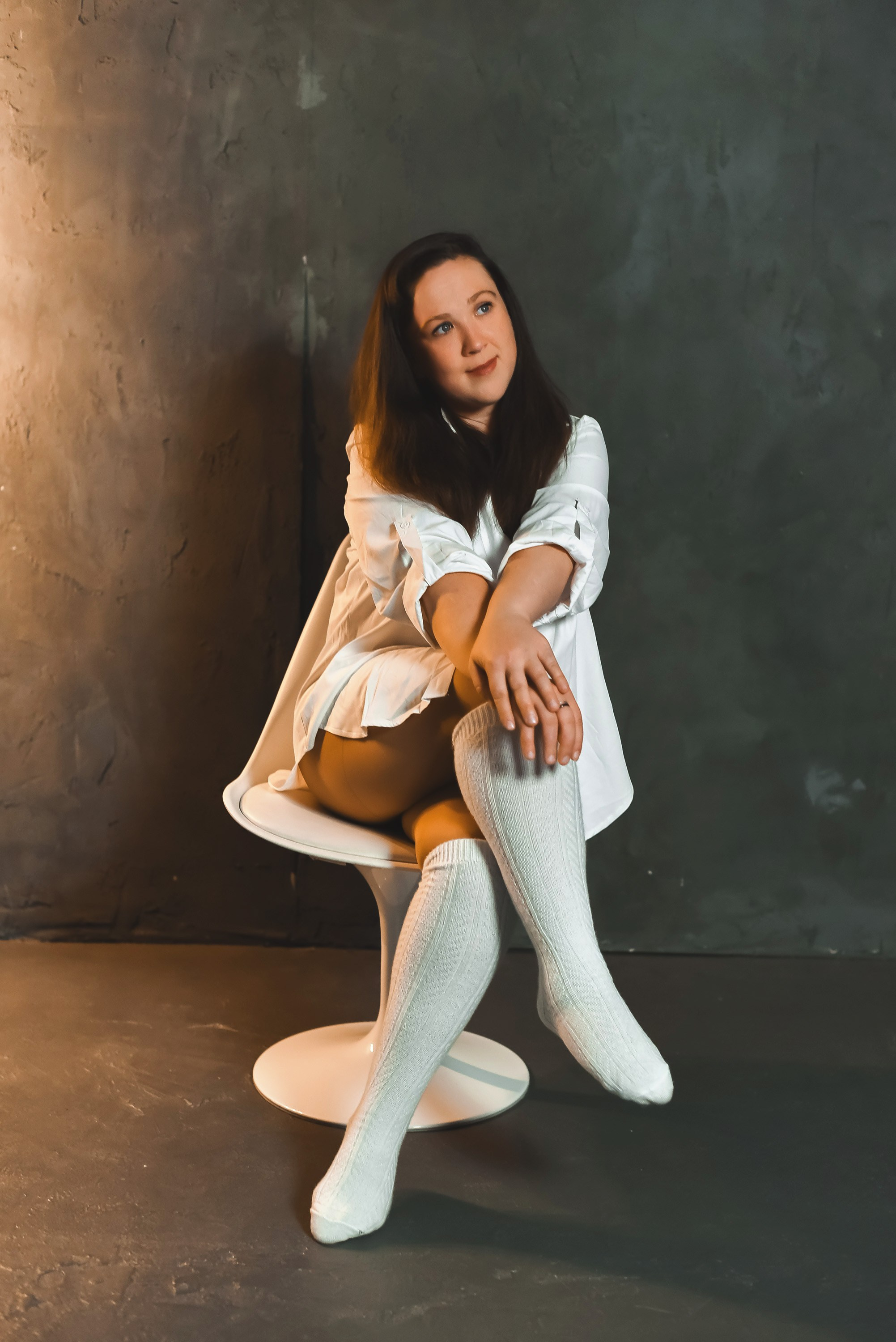 Ольга съемка на сером фоне. Фотограф Тула творческие фотосессии недорого Ольга Ромашина
