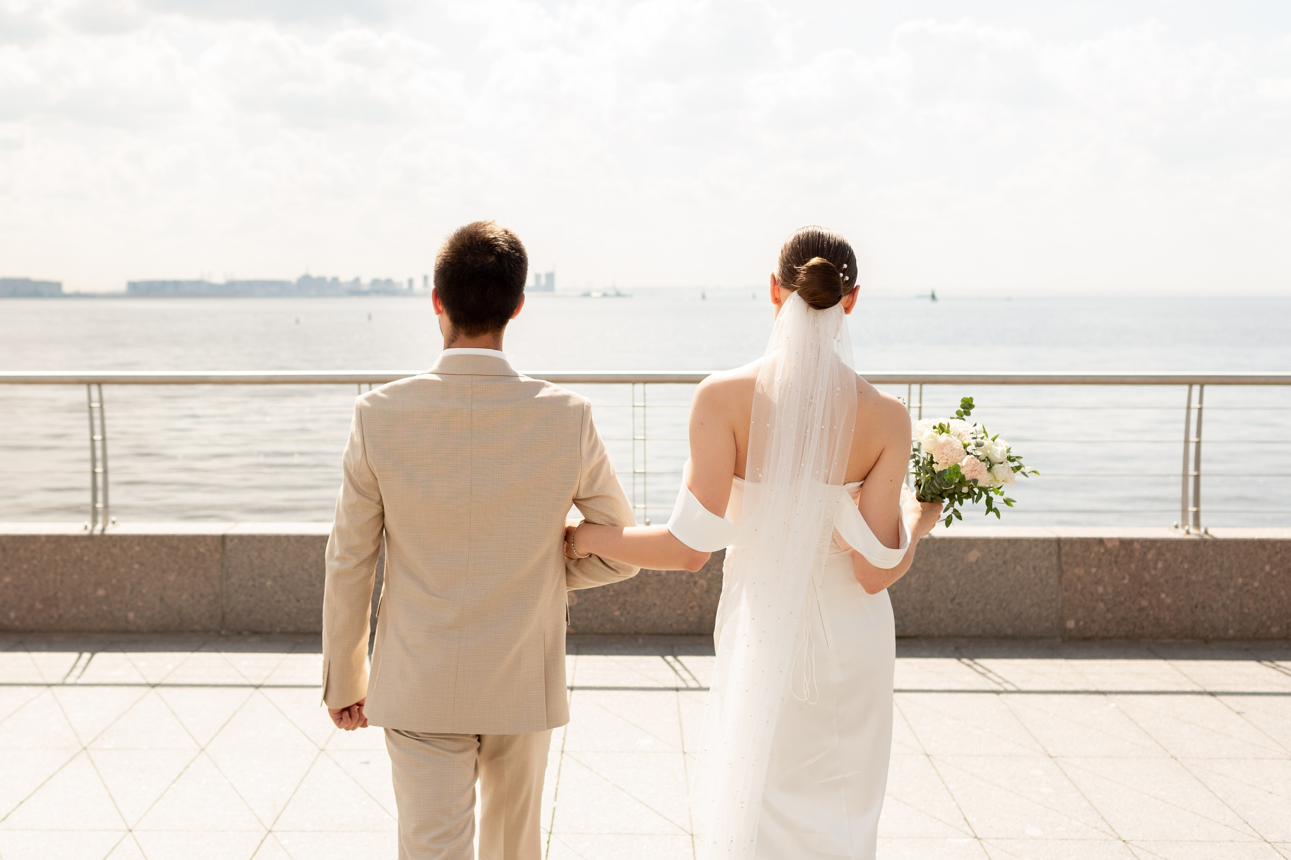 Свадебная фотопрогулка у Лахты. Свадебный фотограф Кирилл Белый