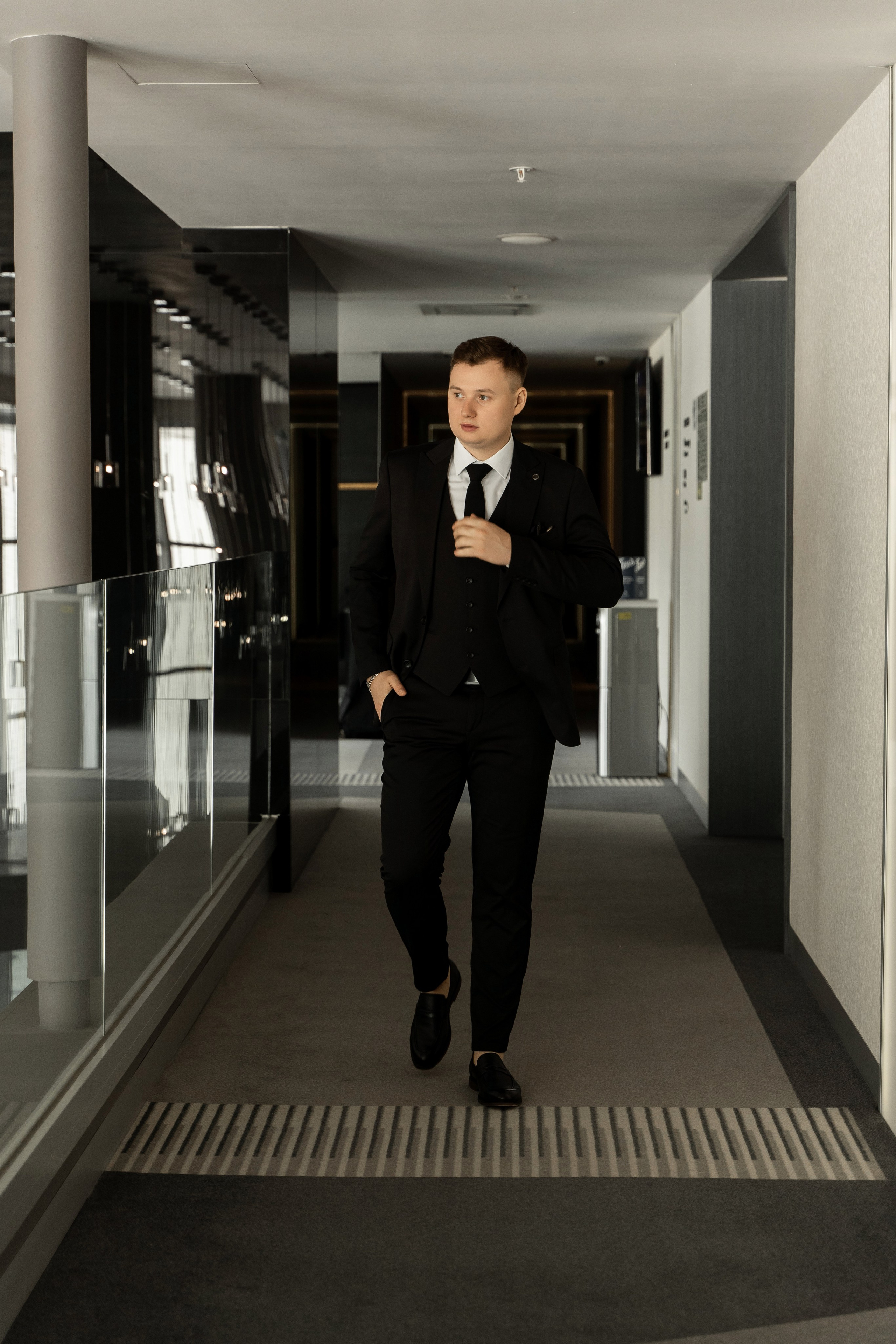 Свадебная фотосессия в Екатеринбурге, фотосессия у Оперного театра, сборы в отеле. Фотограф Татьяна Мамонтова