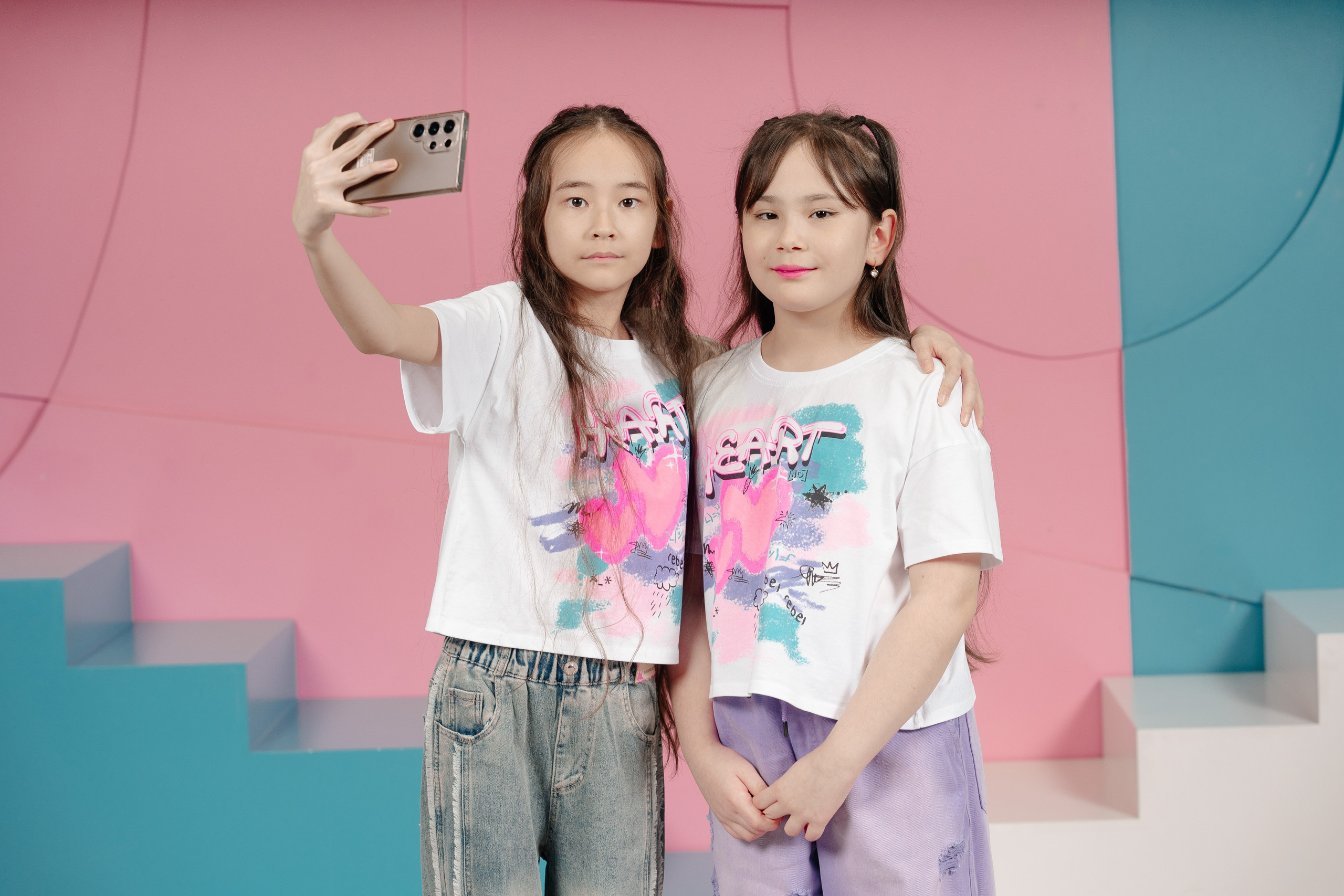 По двое. Выпускные альбомы в Нур-Султане (Астана) и по всему Казахстану