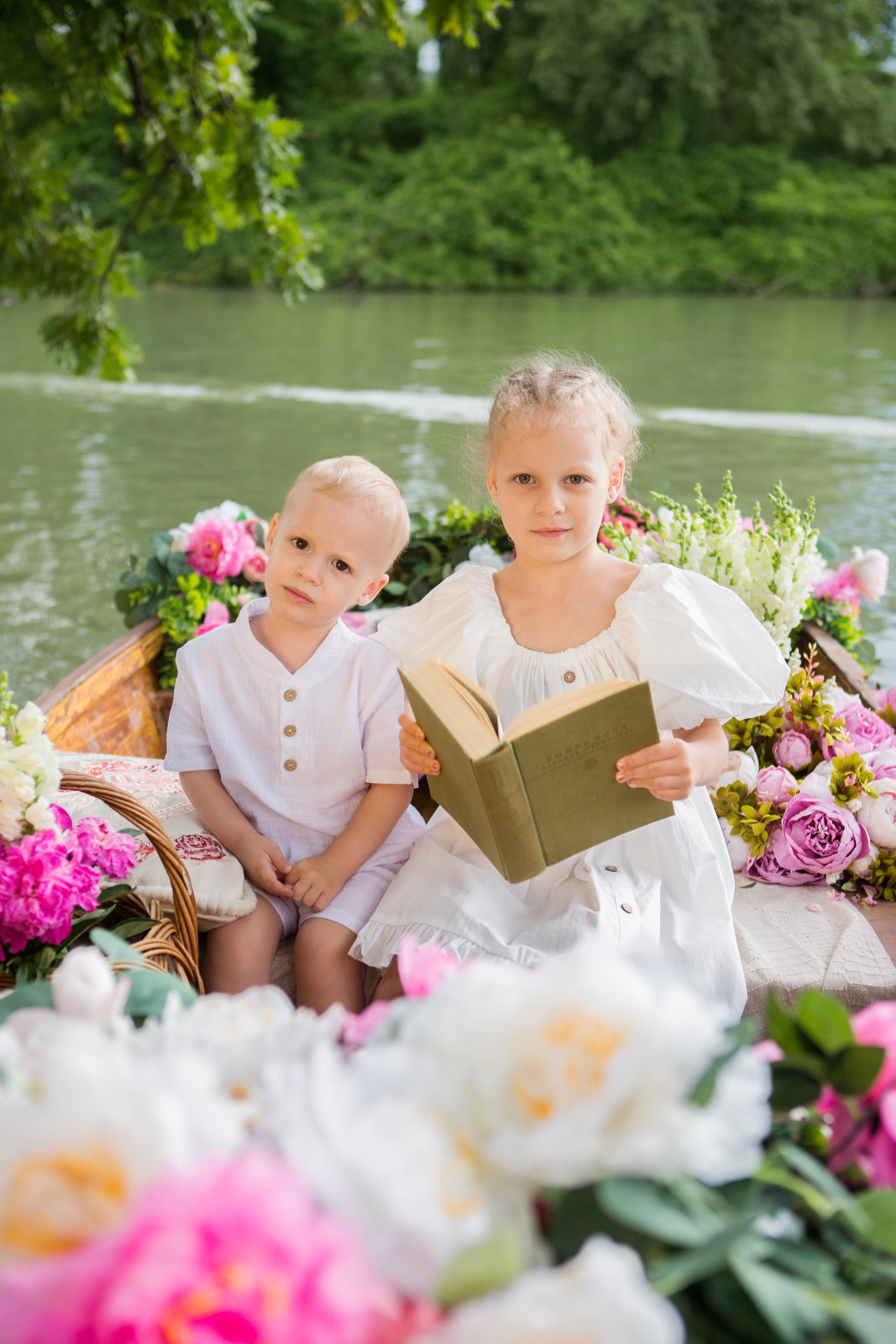 Лодка с пионами. Свадебный семейный и детский фотограф в Краснодаре Карина Федоровская