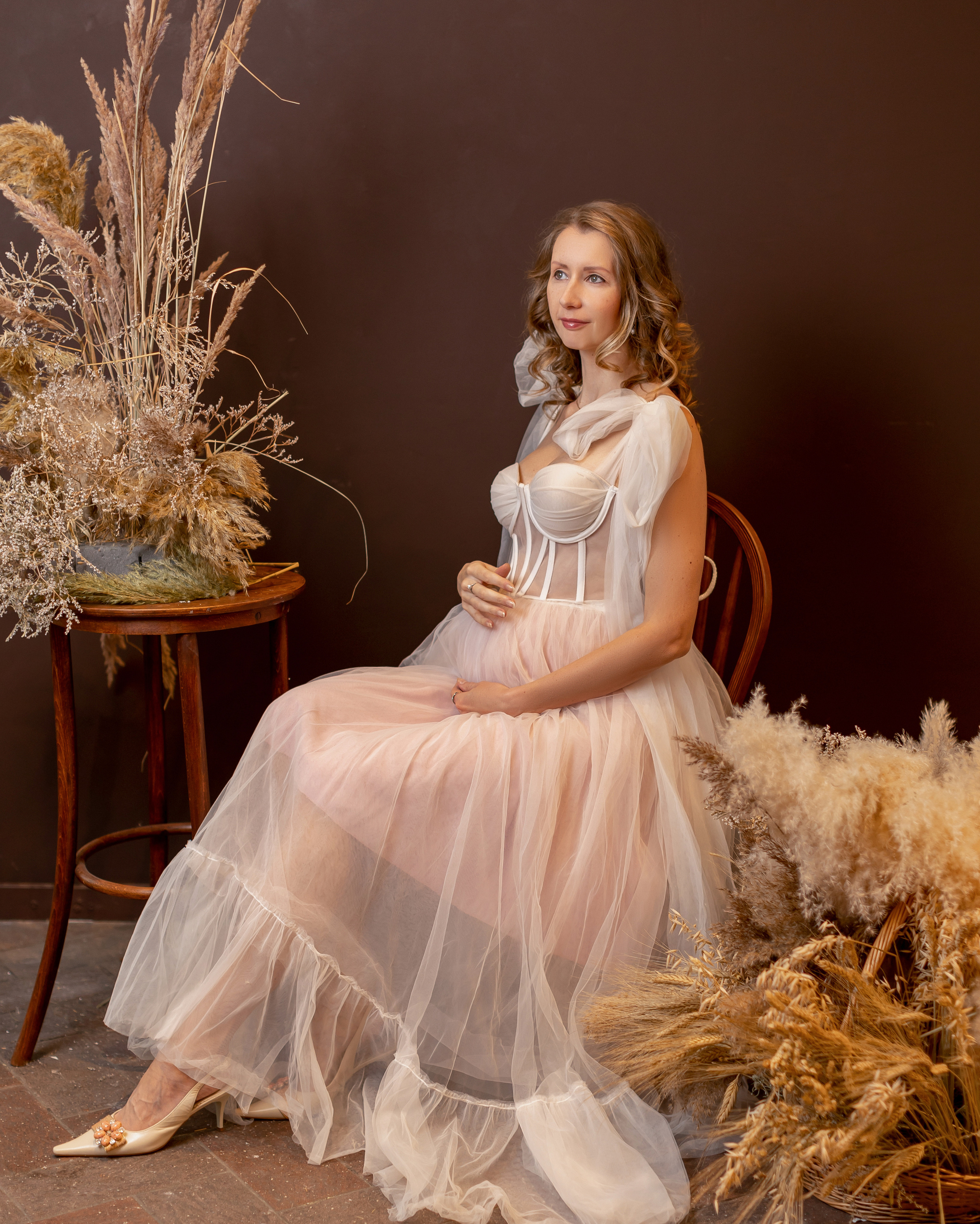 Фотосессия для беременных c одеждой и визажем в студии. Профессиональный фотограф в Москве Наталья Белова