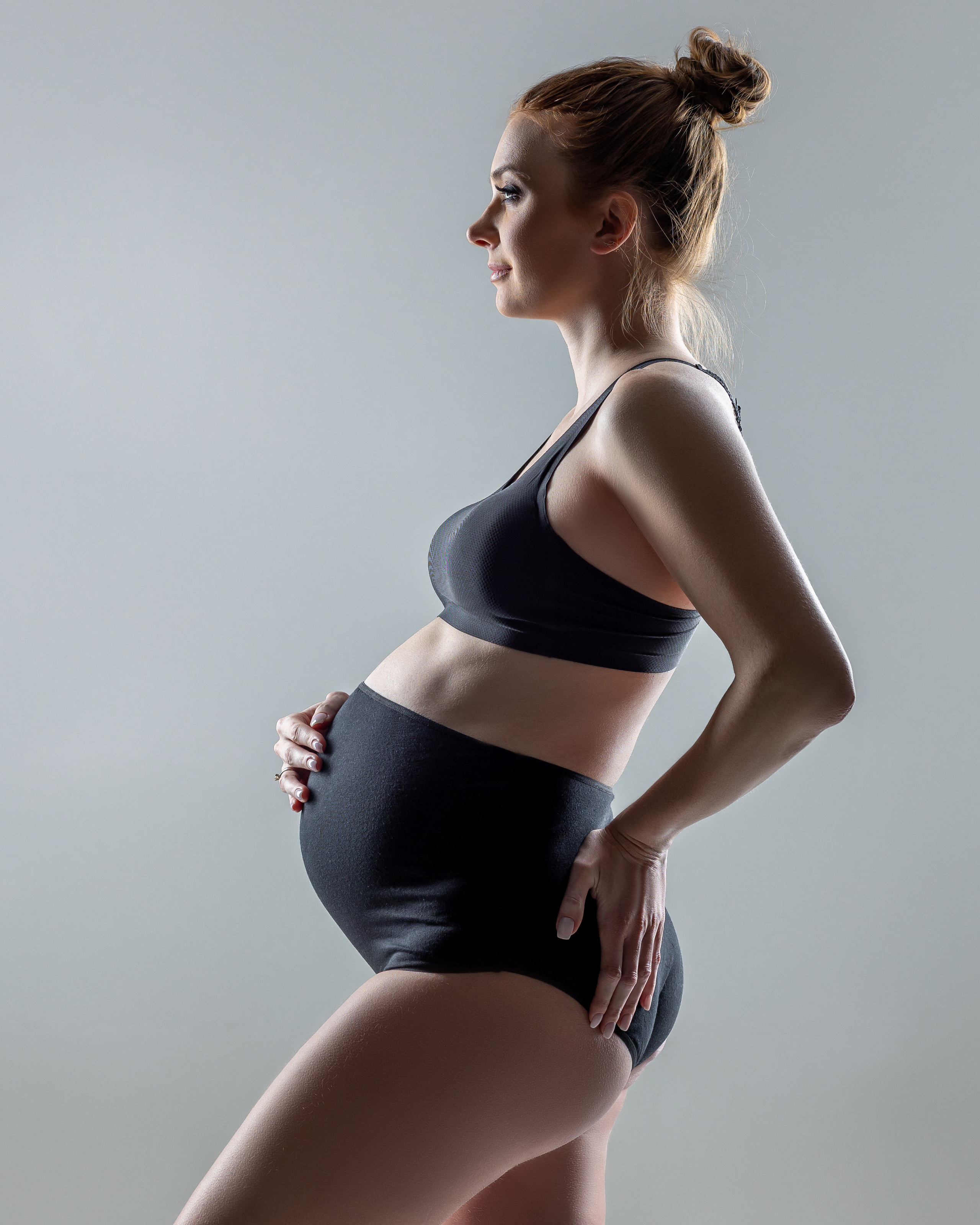 Фотосессия для беременных c одеждой и визажем в студии. Профессиональный фотограф в Москве Наталья Белова