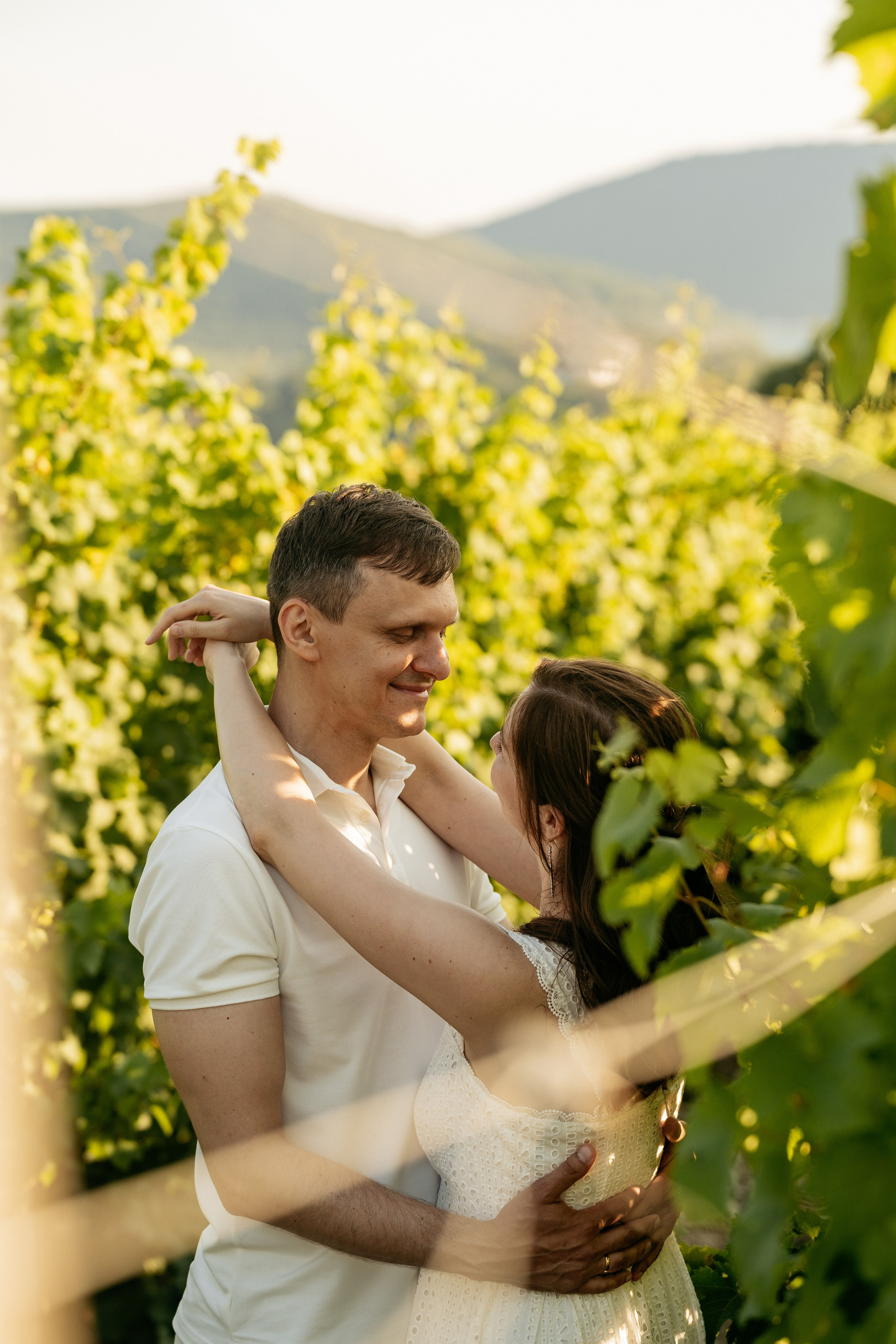 Фотосессия семьи на фоне виноградников и озера Абрау-Дюрсо