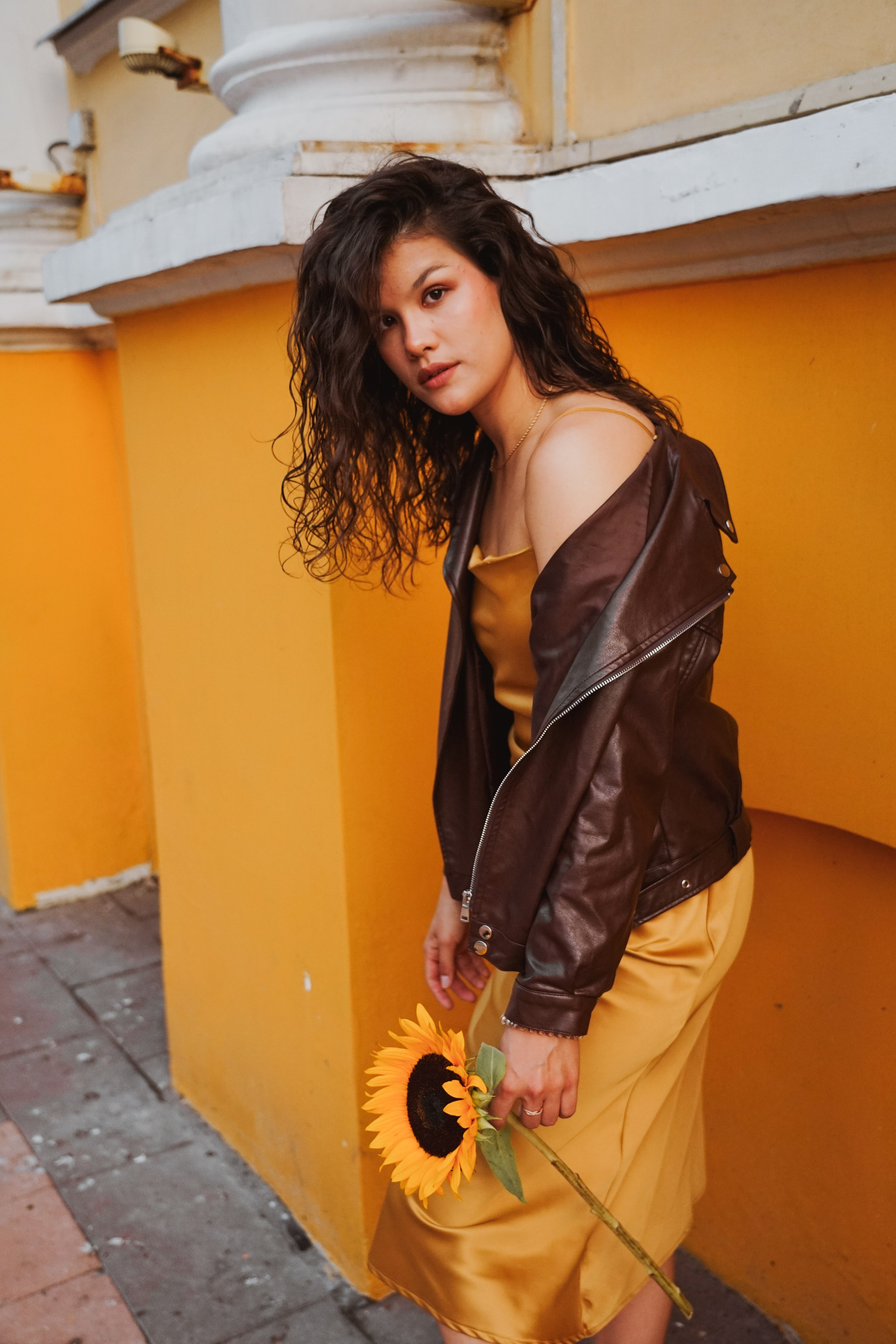 Надя в стиле streetstyle: городской фон, мягкое освещение