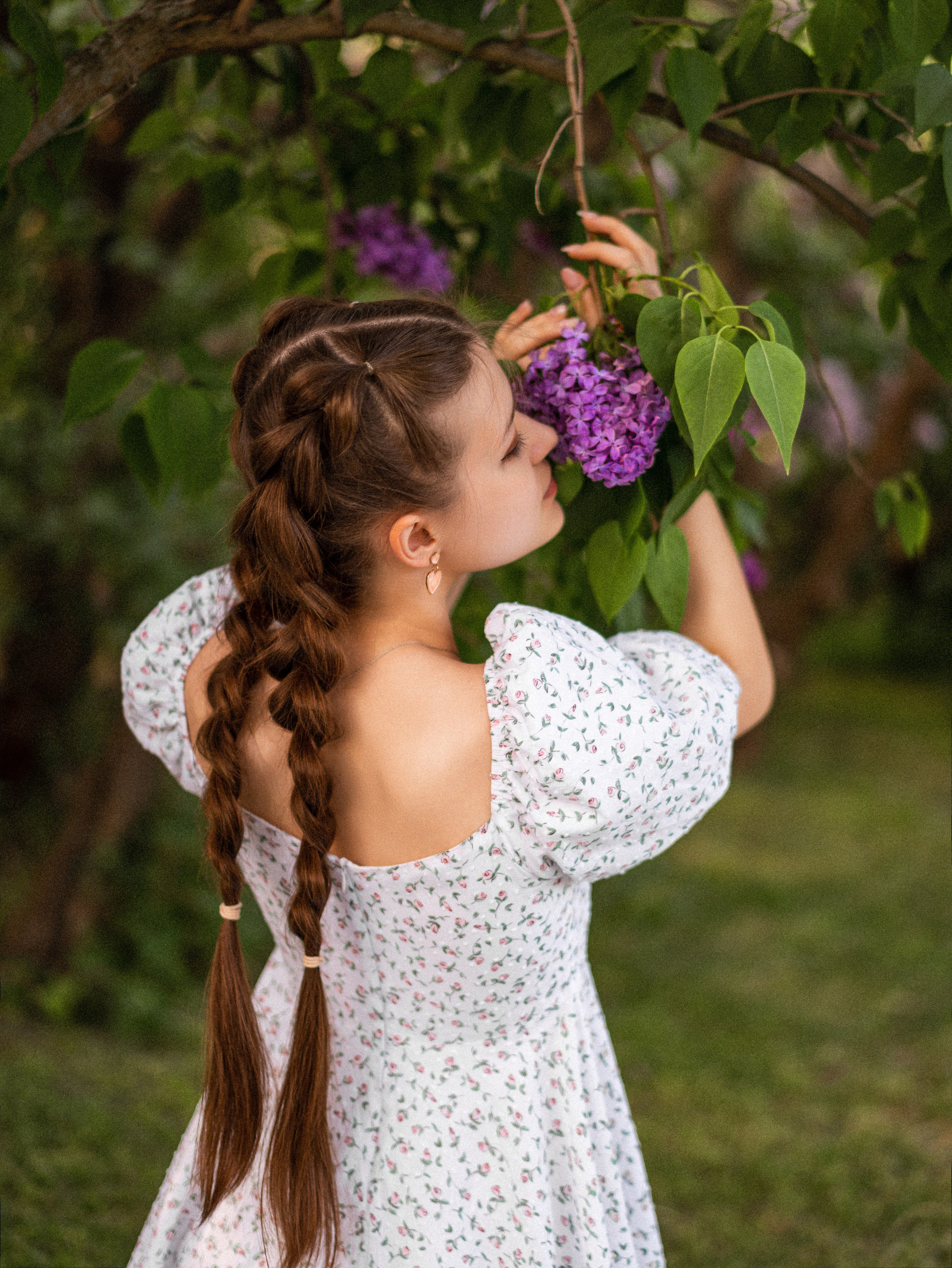 Ольга — фотосессия в сиреневом саду. Фотограф Москва