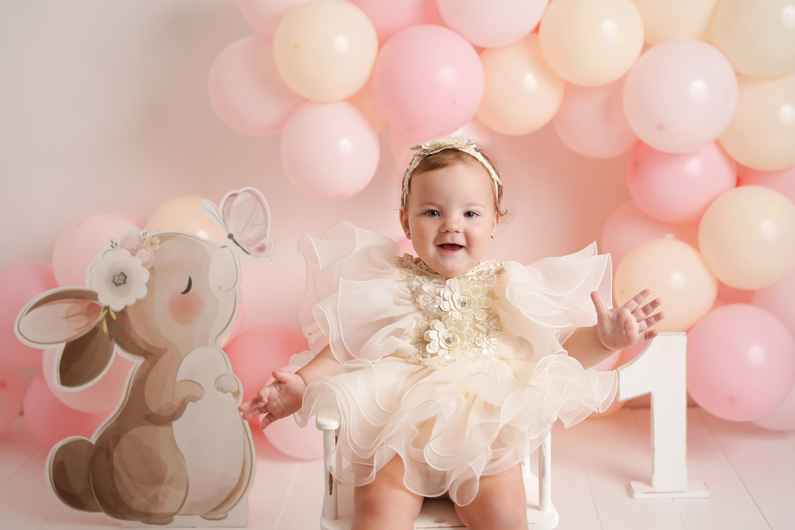 Фотограф использовала стульчики, лошадку, велосипед для малышей.