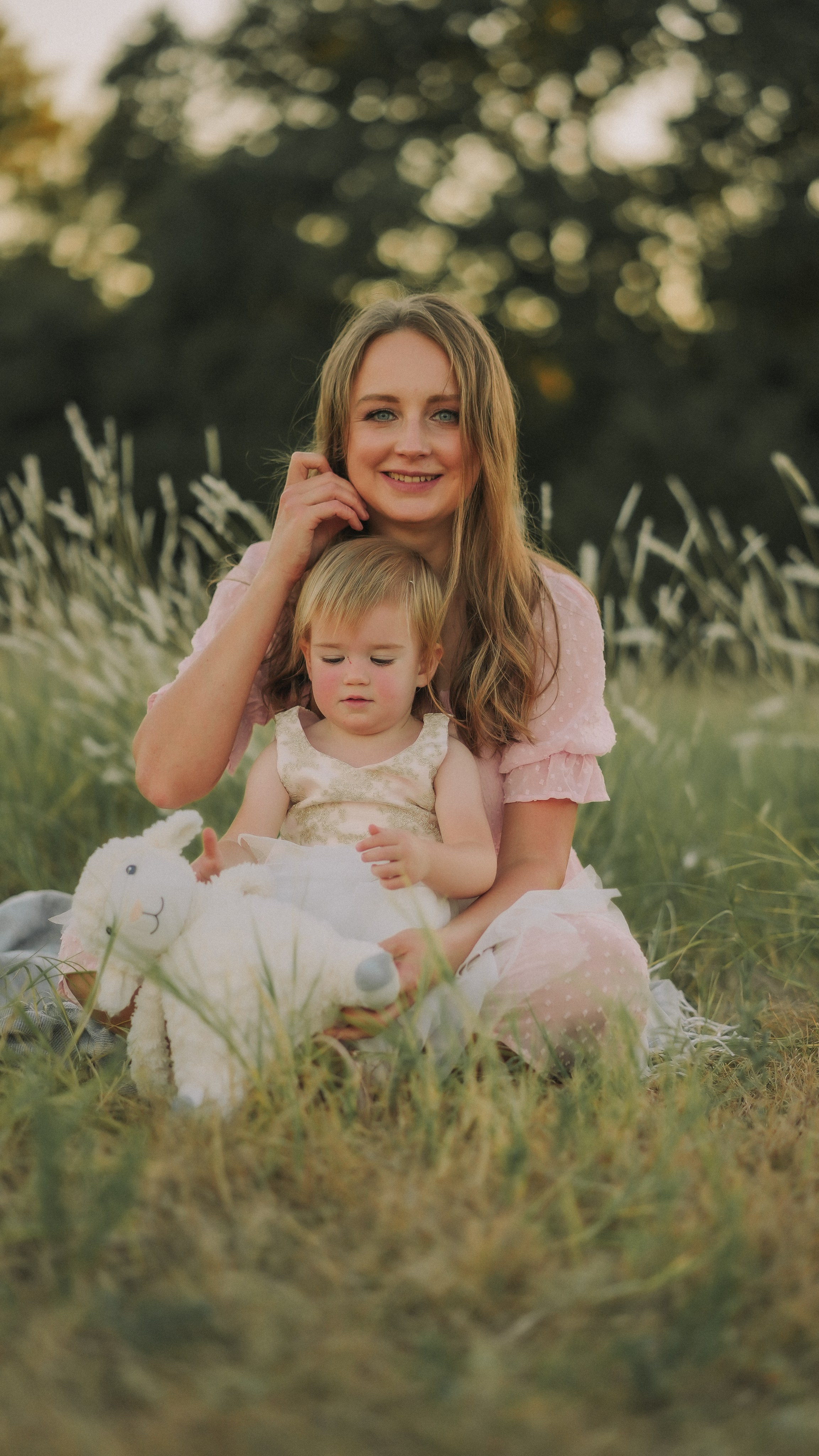 Family snuggles & smiles — cozy family photos