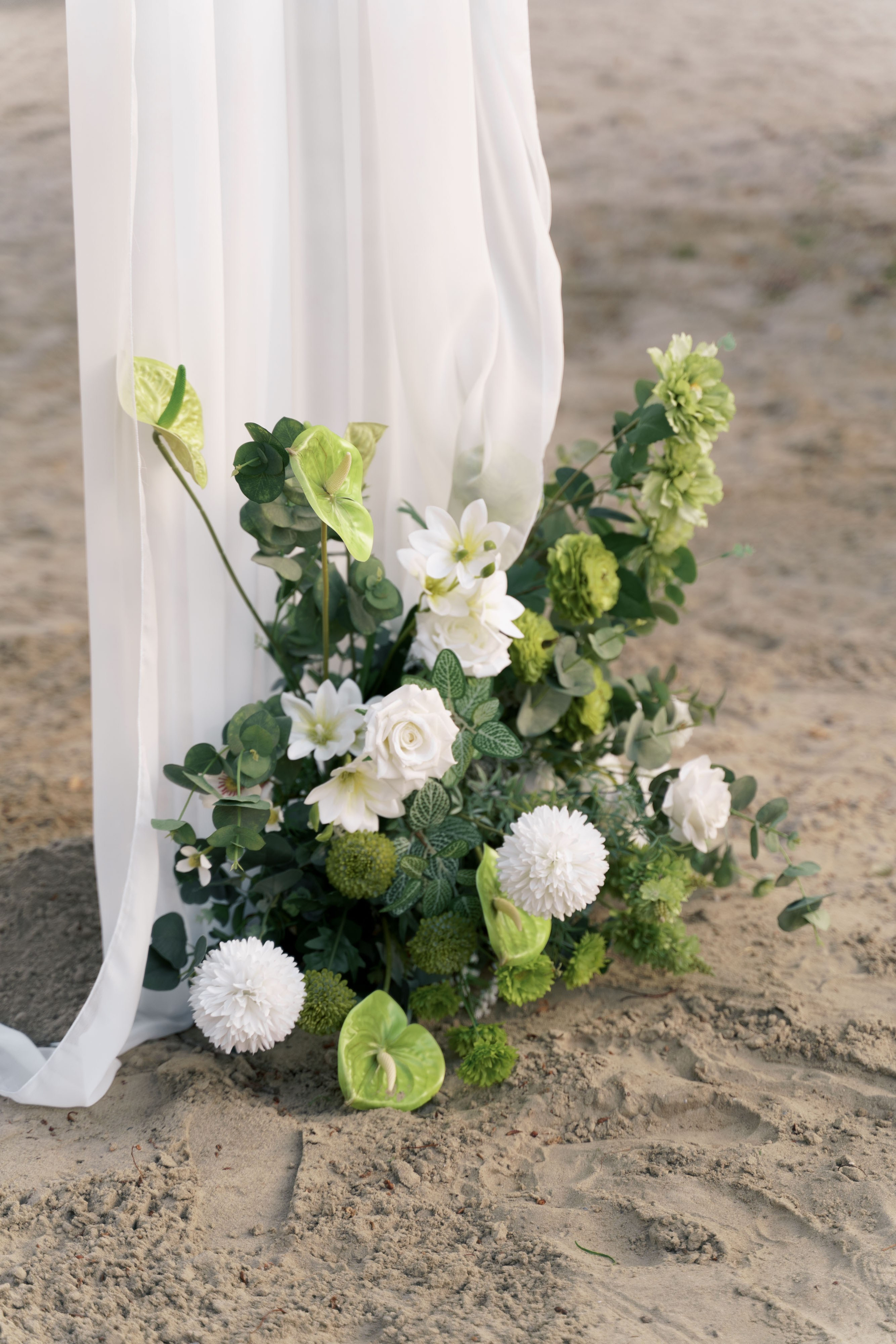 выездная регистрация на берегу реки 