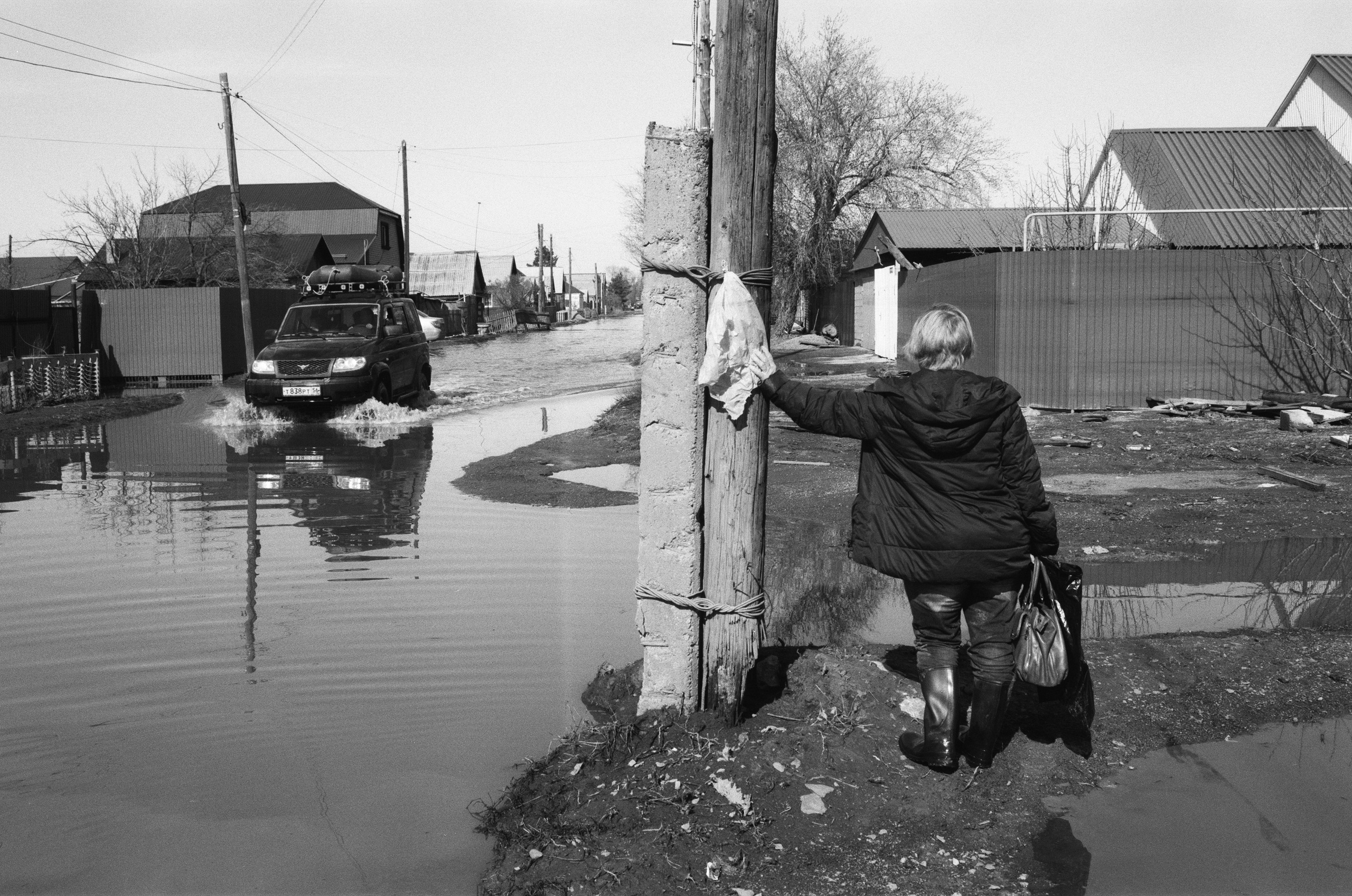 Передвигаться по улицам опасно: крышки канализационных люков унесло водой, ямы размыло, можно провалиться с головой под воду, а в песок может засосать ногу так, что не выкарабкаешься | 11.04.2024 / г. Орск