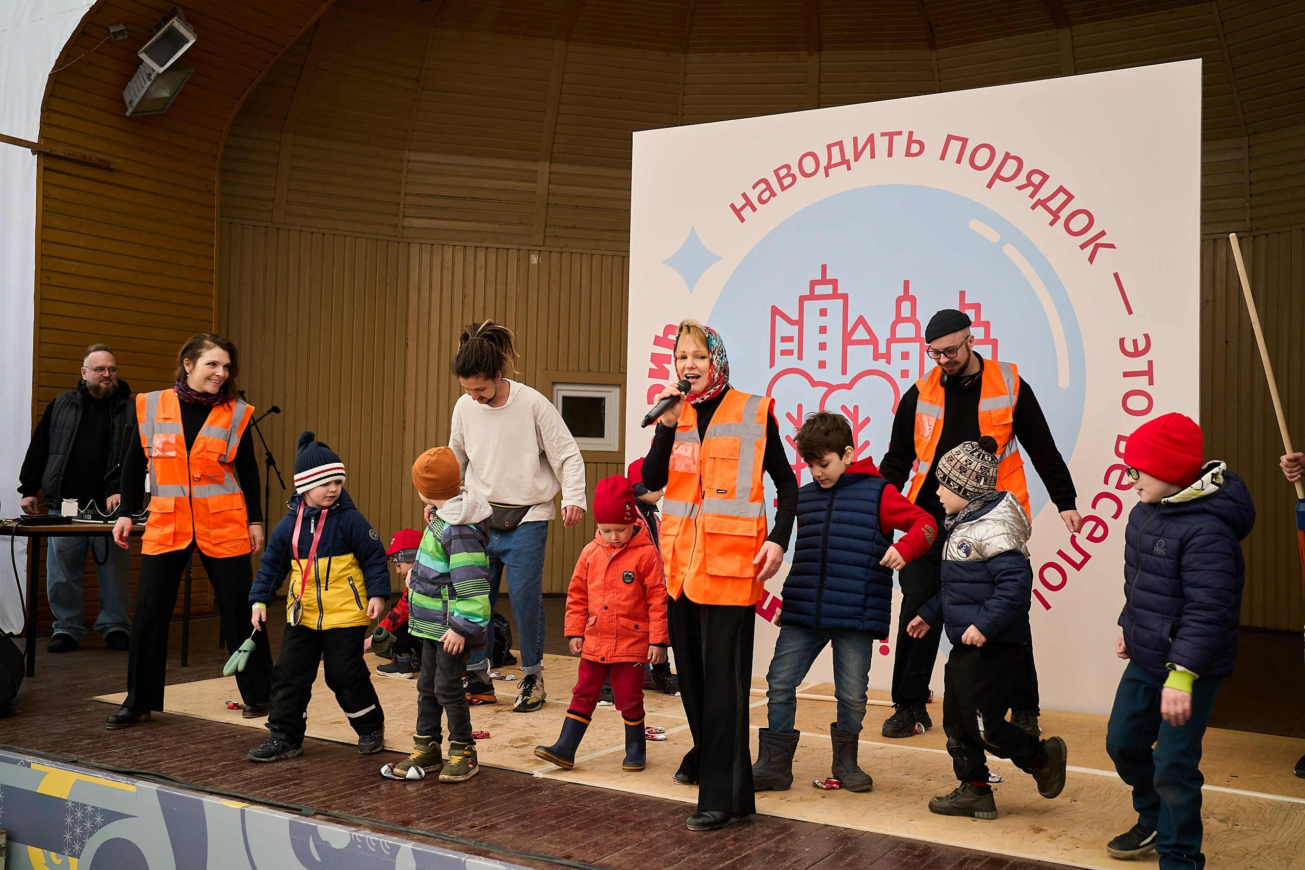 Субботник у Управления делами Мэра и Правительства Москвы. Фотограф и Видеограф в Москве. Олег Корушев