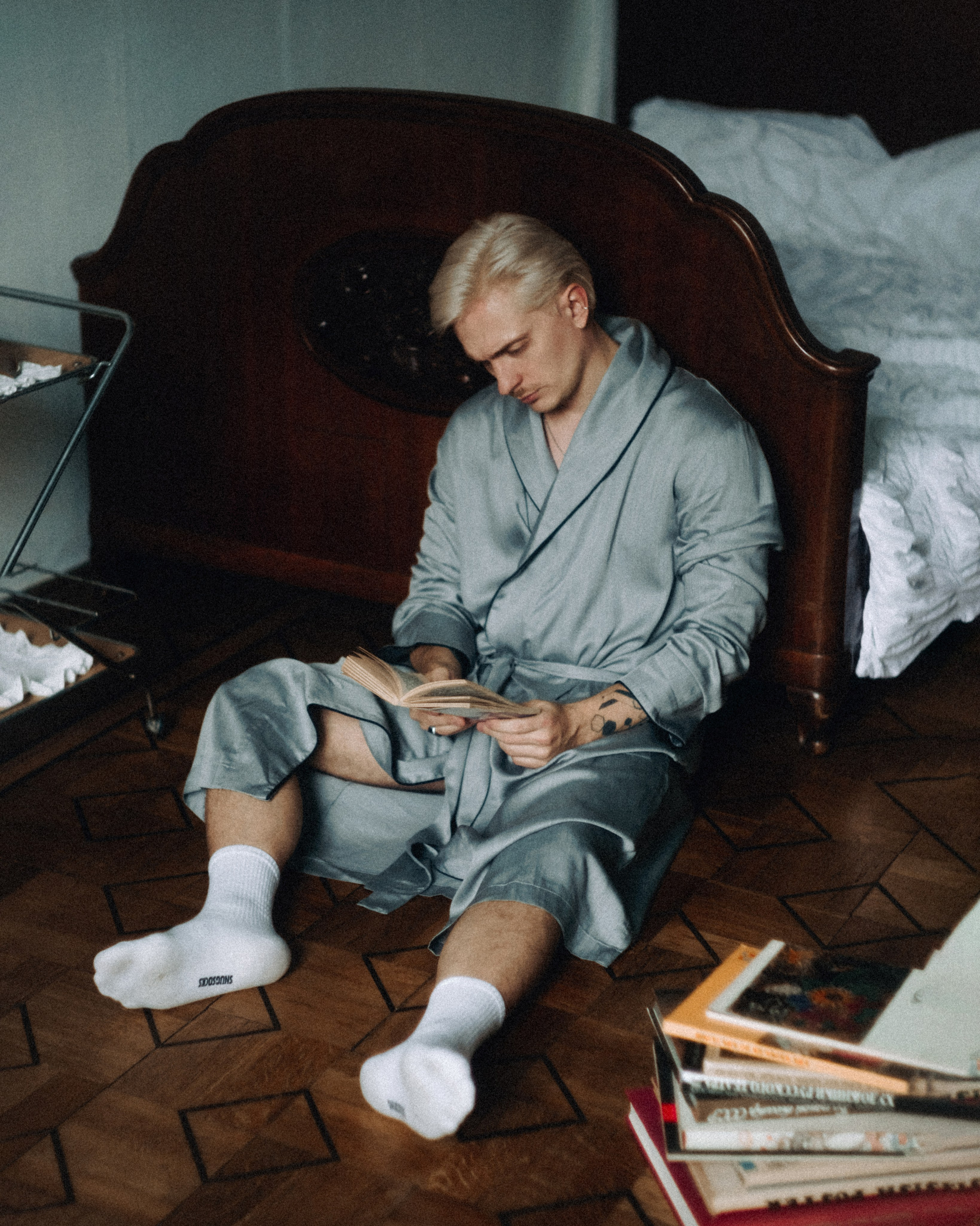 Портретная фотосессия мужчины в квартире в москве