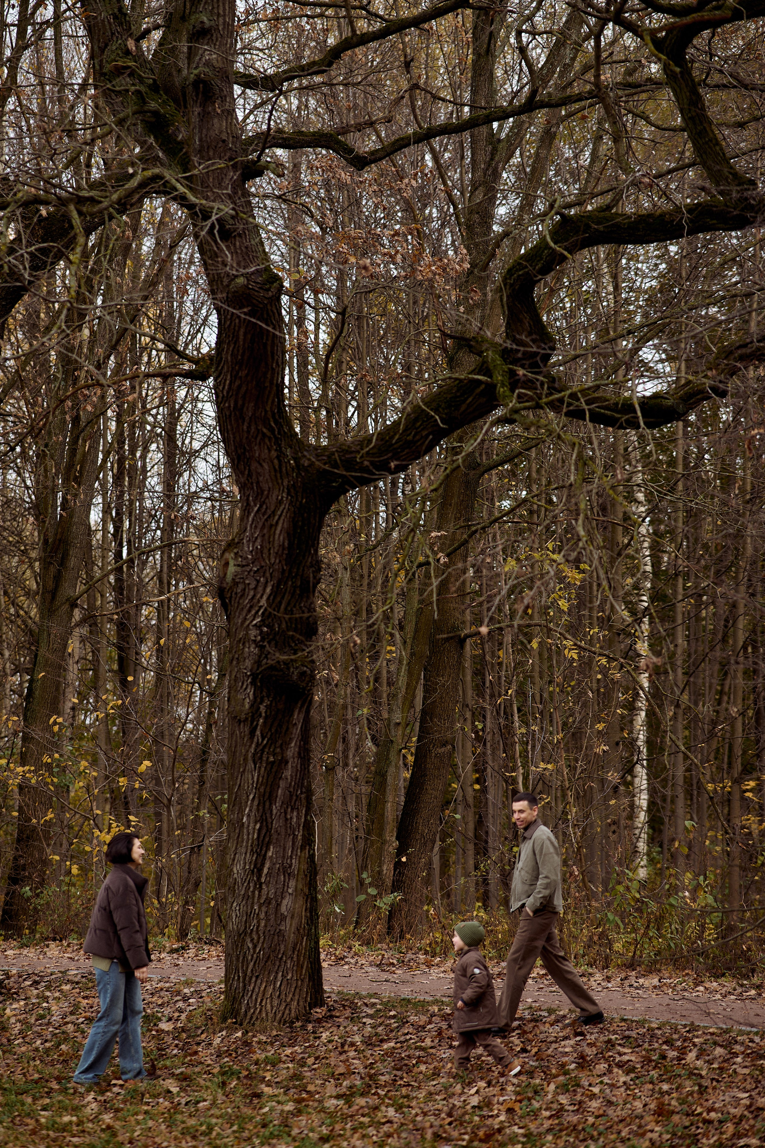 Вова, Юля и Максим в осеннем парке. Семейный и свадебный lifestyle-фотограф в Москве Мария Петрова