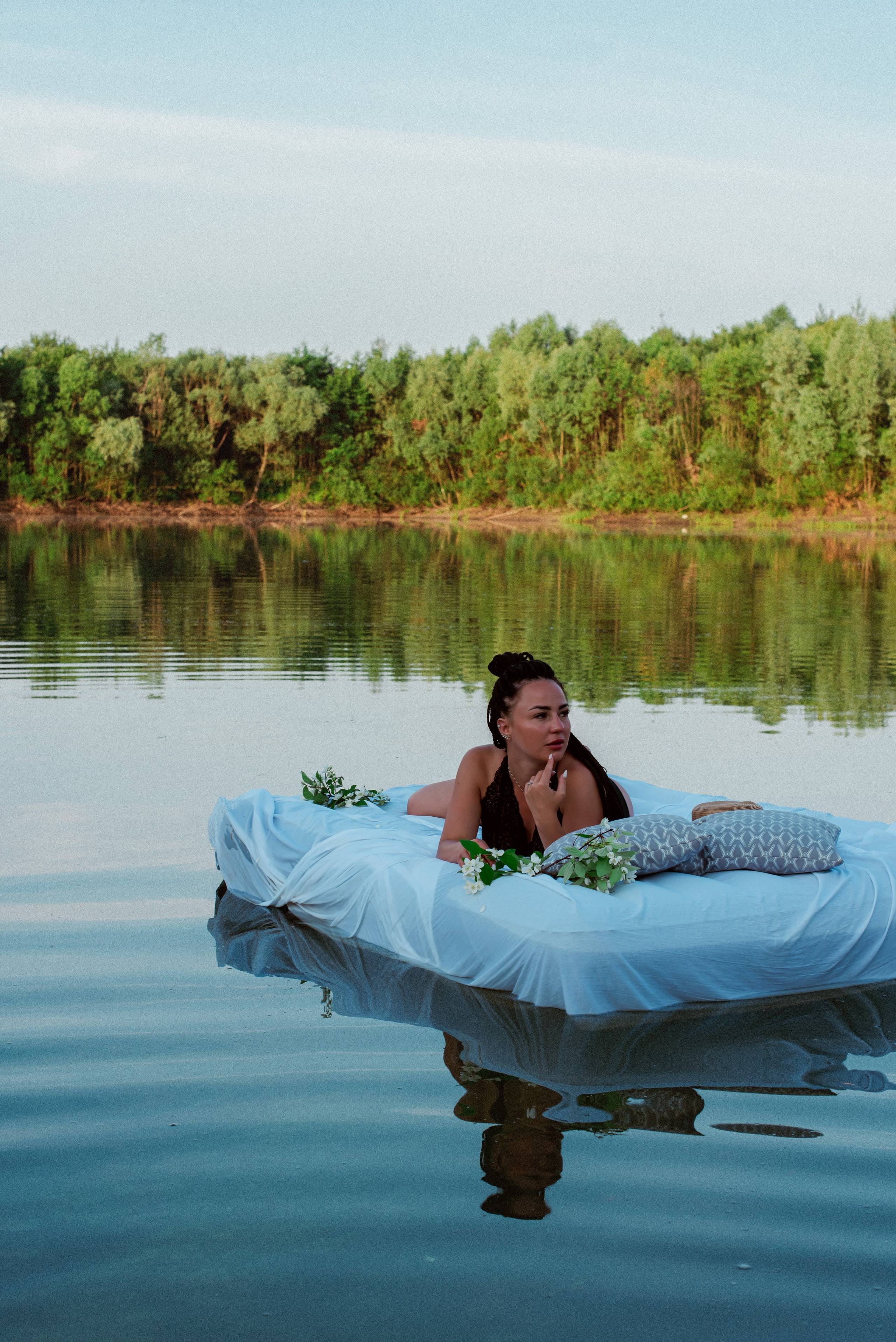 Анастасия на водоеме. Женский фотограф в Москве и МО